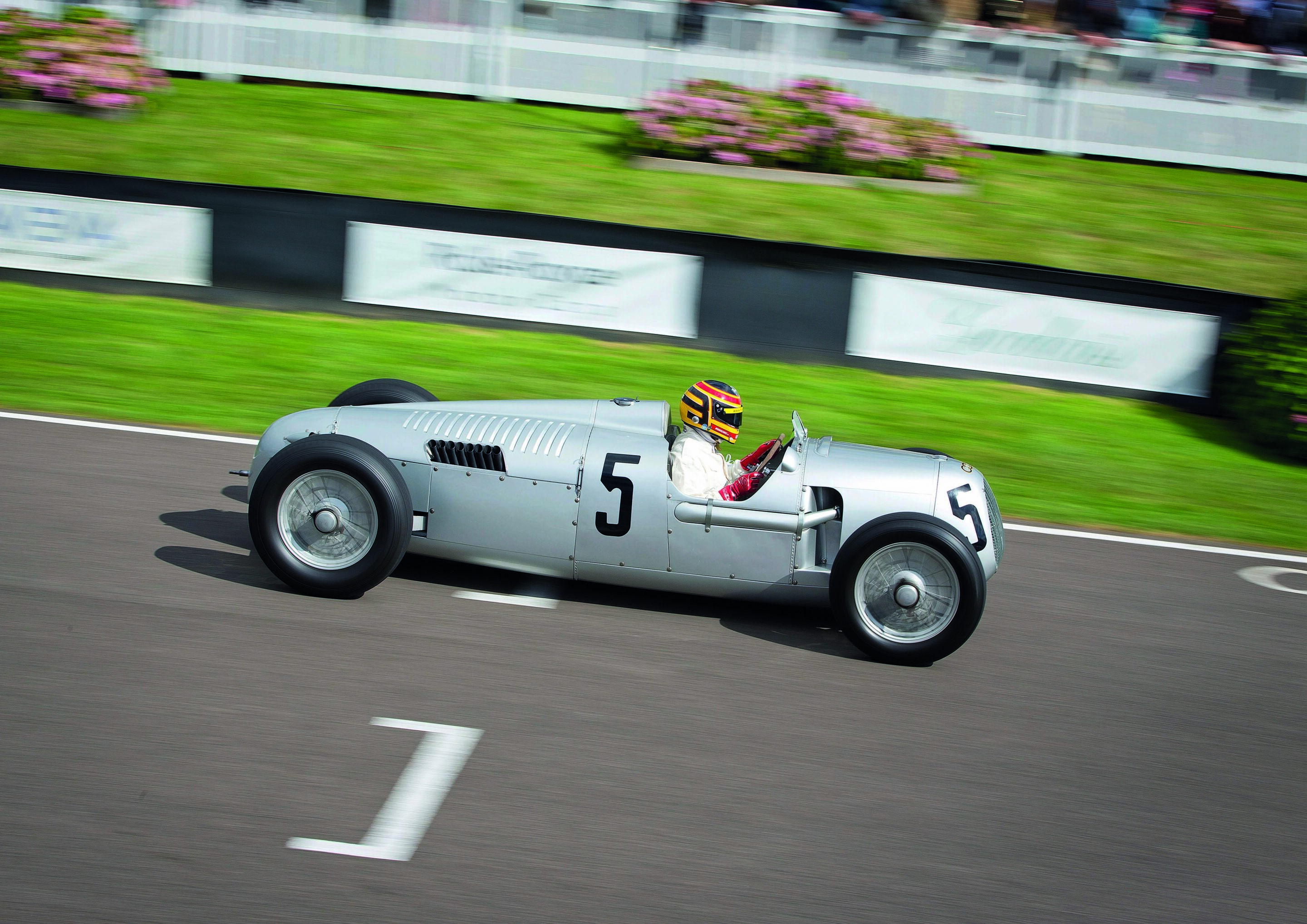 Audi Tradition beim Goodwood Revival - Der fünffache Le Mans-Sieger Frank Biela pilotierte den Auto Union Typ C. Mit so einem Wagen gewann Bernd Rosemeyer vor exakt 75 Jahren den ersten britischen Grand Prix überhaupt.