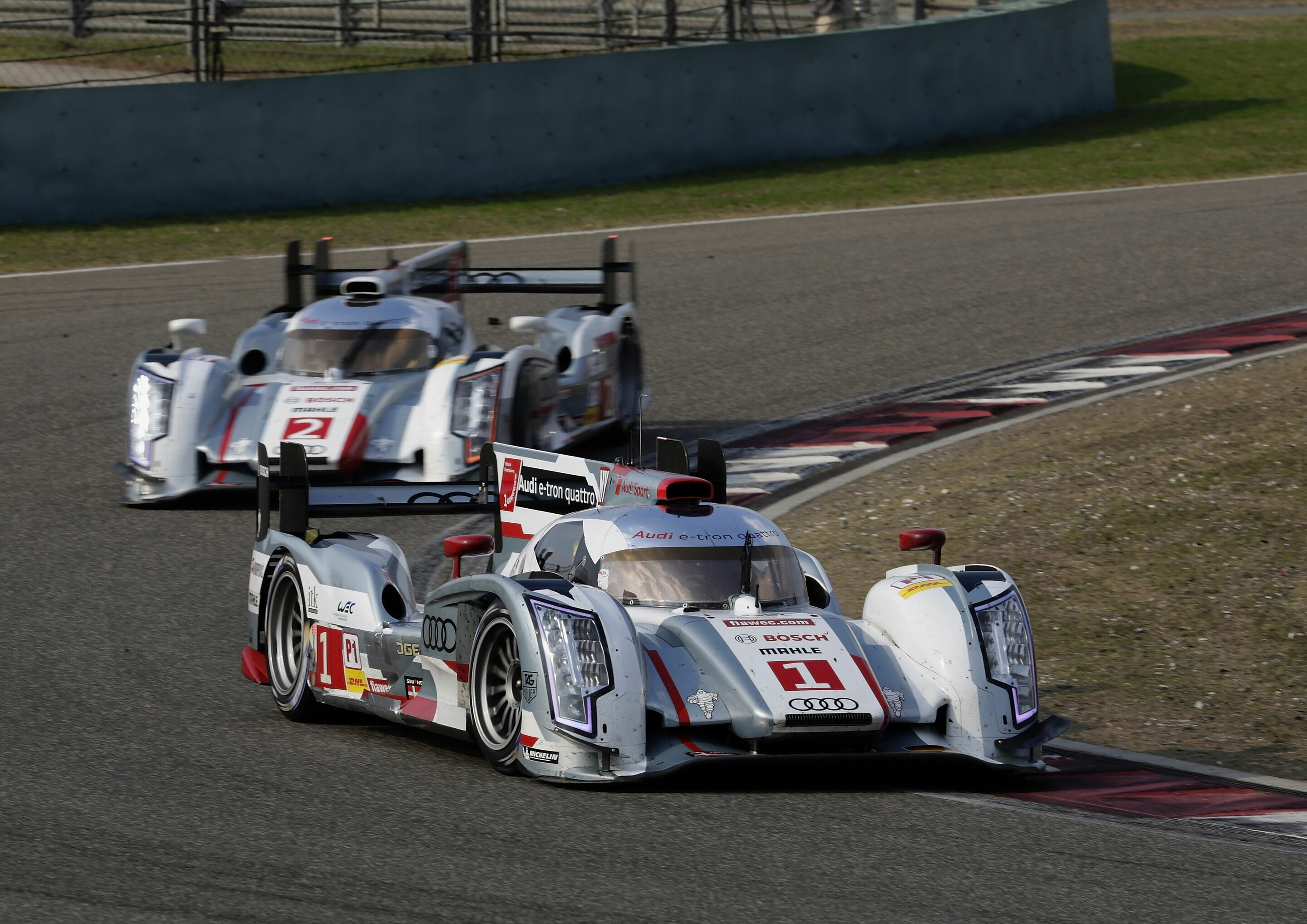 Audi in Shanghai in Startreihe eins - Für Audi endete in einem bis zur letzten Sekunde spannenden Qualifying im siebten Lauf zur FIA-Langstrecken-Weltmeisterschaft (WEC) in China eine Serie: Seit Mai war der Audi R18 e-tron quattro im Zeittraining ungeschlagen....
