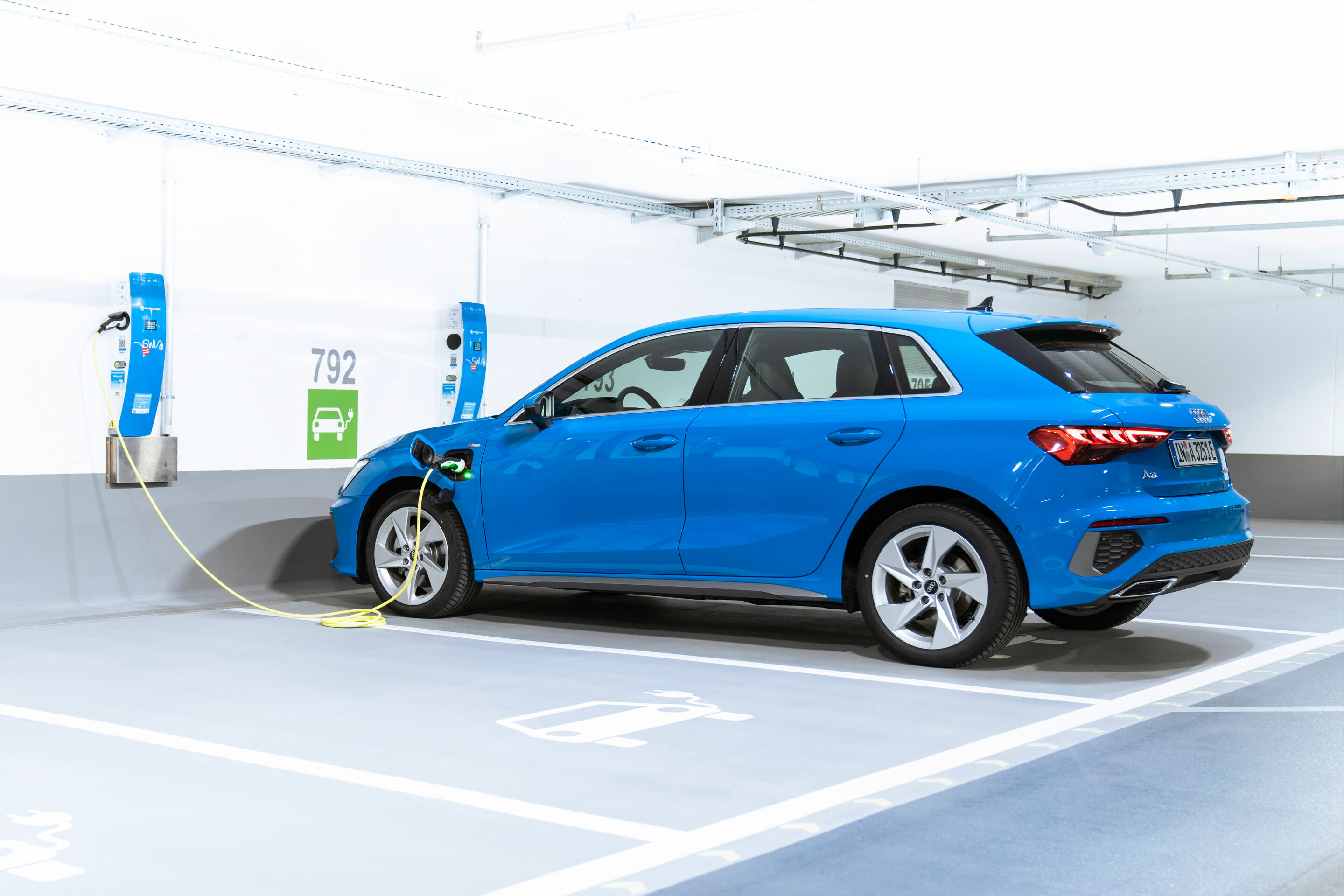Audi A3 Sportback TFSI e - Charging
Colour: Turbo blue