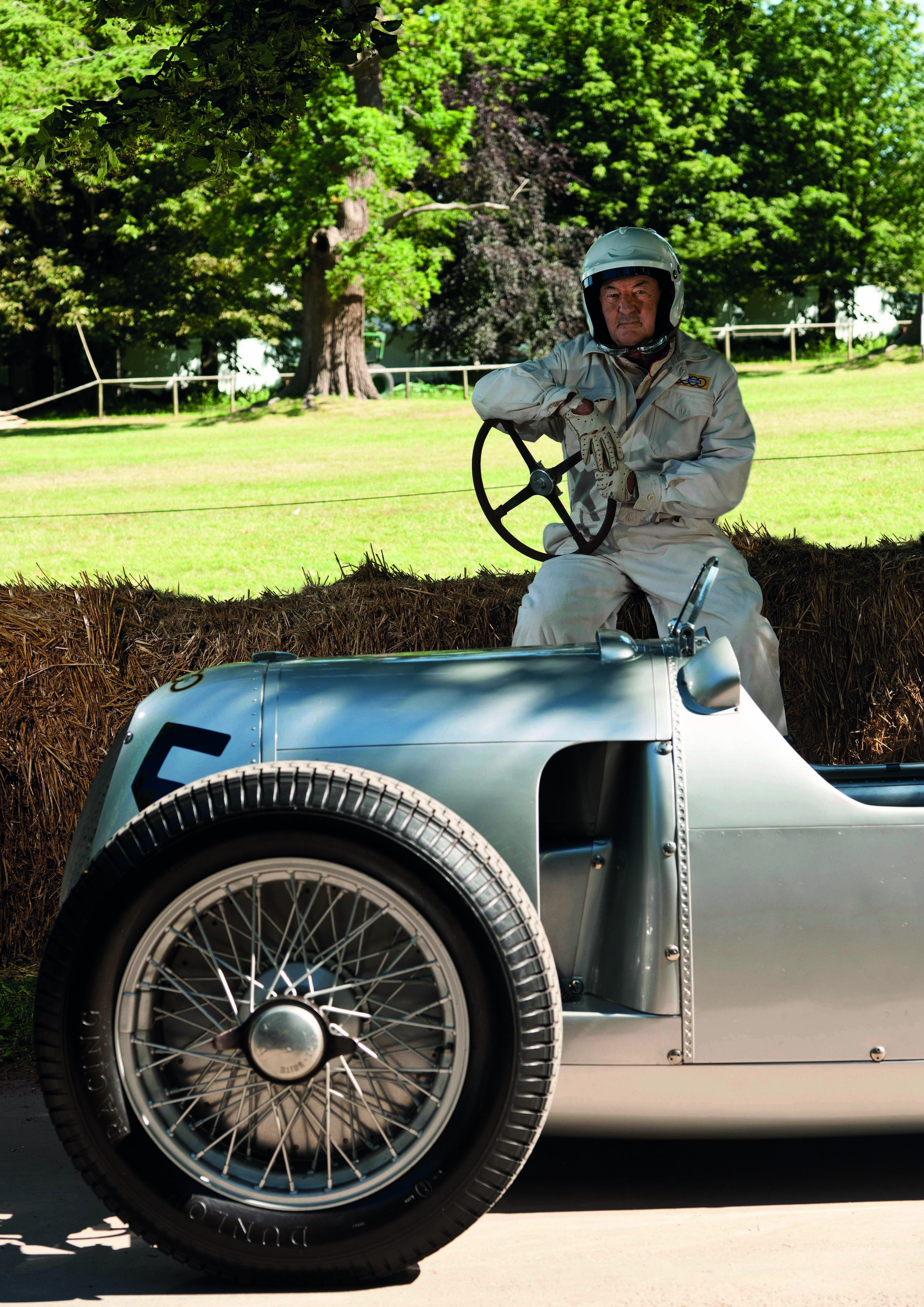 Audi Tradition in Goodwood: Revival der Silberpfeil-Ära - Die Ruhe vor dem Start: Pink Floyd-Drummer Nick Mason und der Auto Union Typ C von 1936.