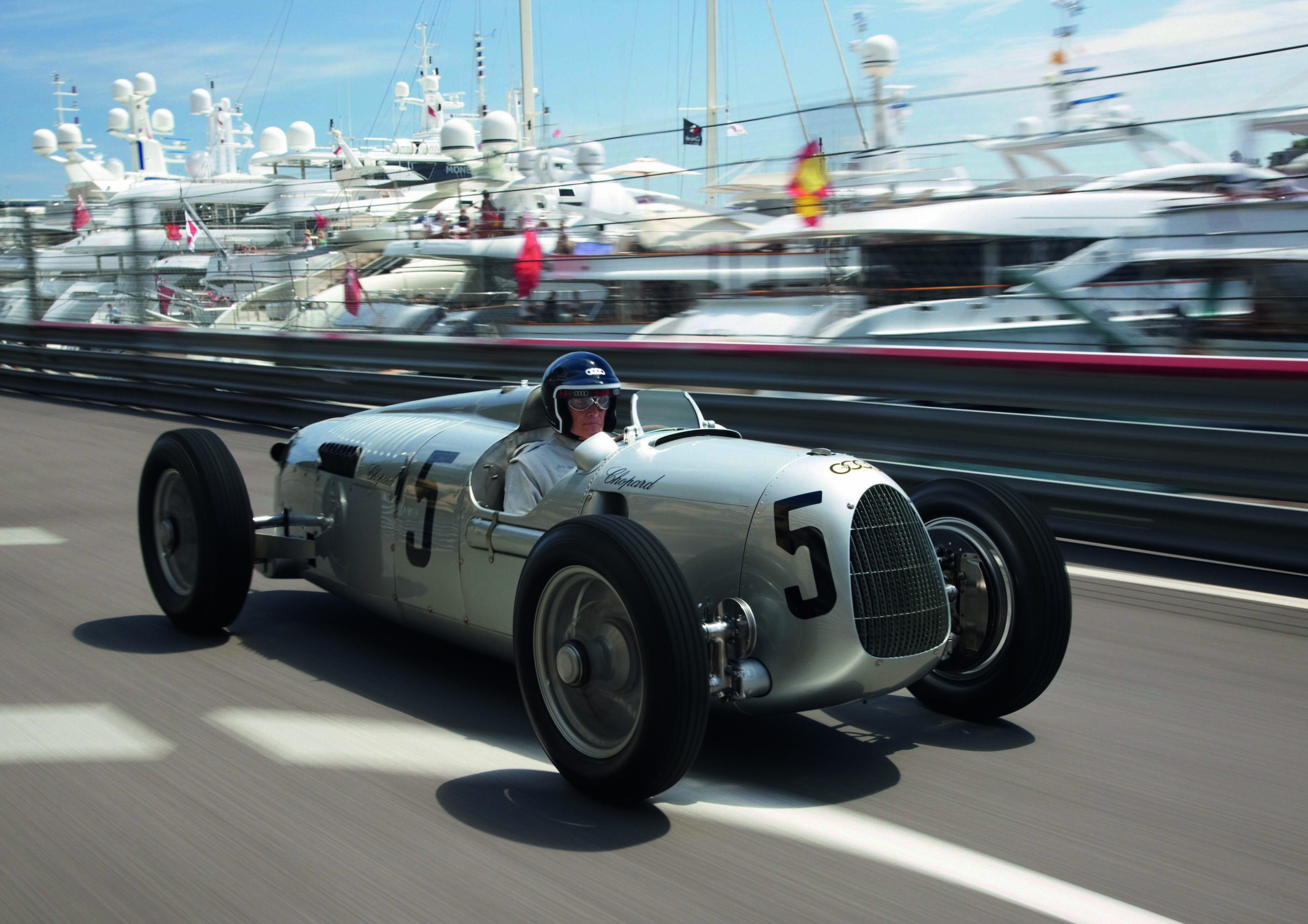 Audi Tradition in Goodwood: Revival der Silberpfeil-Ära - Nach Monaco jetzt Goodwood: Formel 1-Ikone Jacky Ickx im Auto Union Typ C, in dem Bernd Rosemeyer seine Siege feierte.
