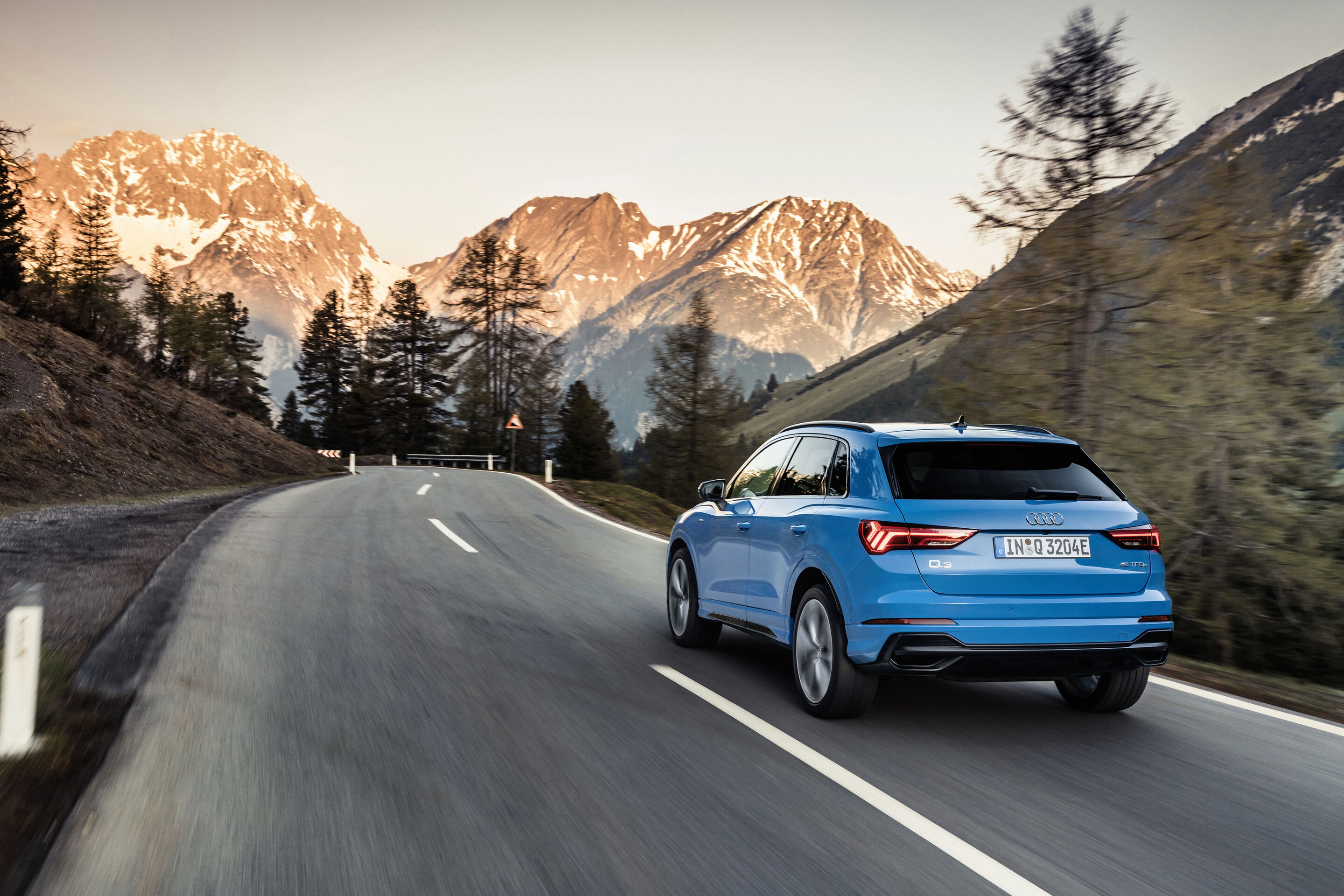 Audi Q3 45 TFSI e (bis 2025) - Fahraufnahme,
Farbe: Turboblau