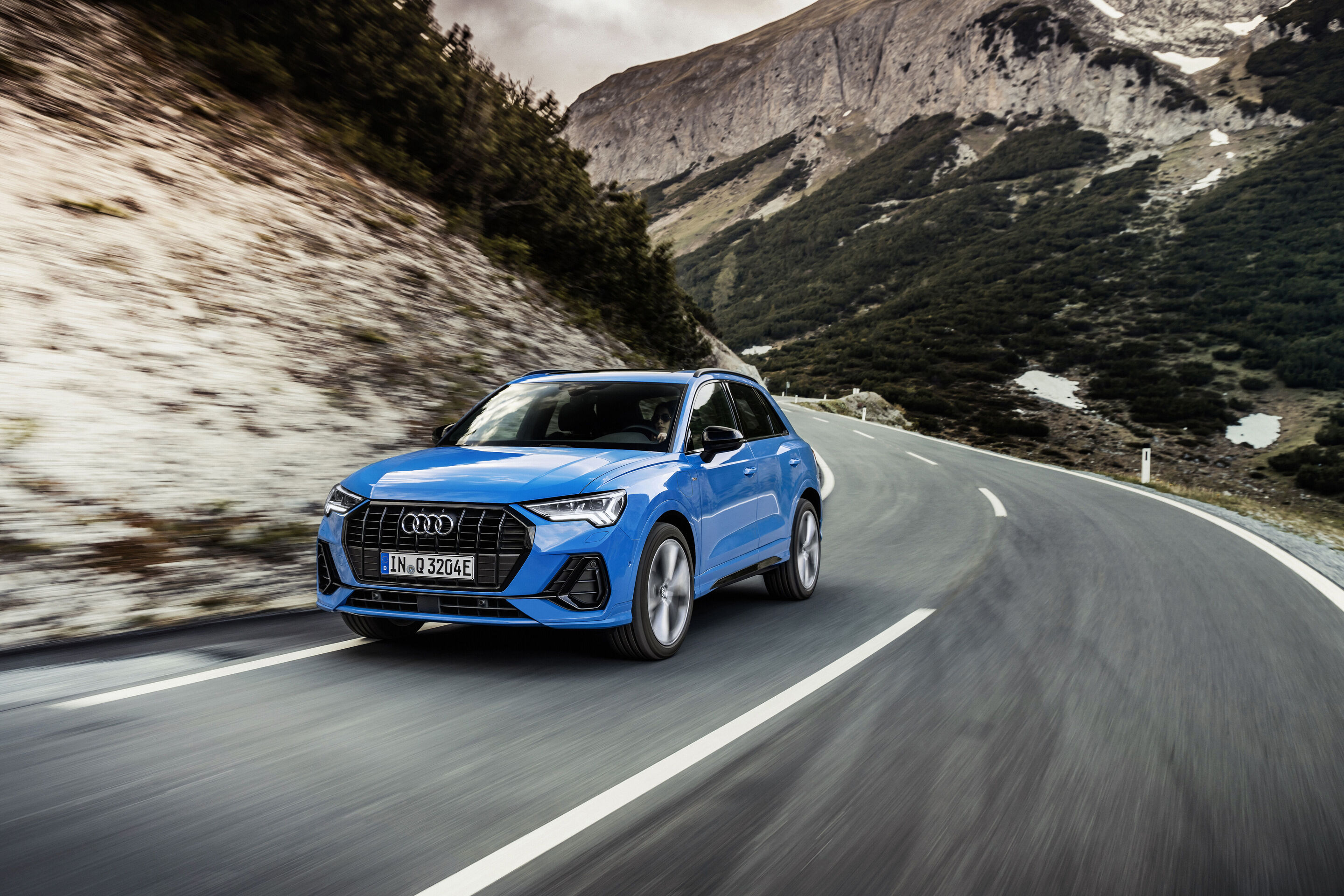 Audi Q3 45 TFSI e (bis 2025) - Fahraufnahme,
Farbe: Turboblau