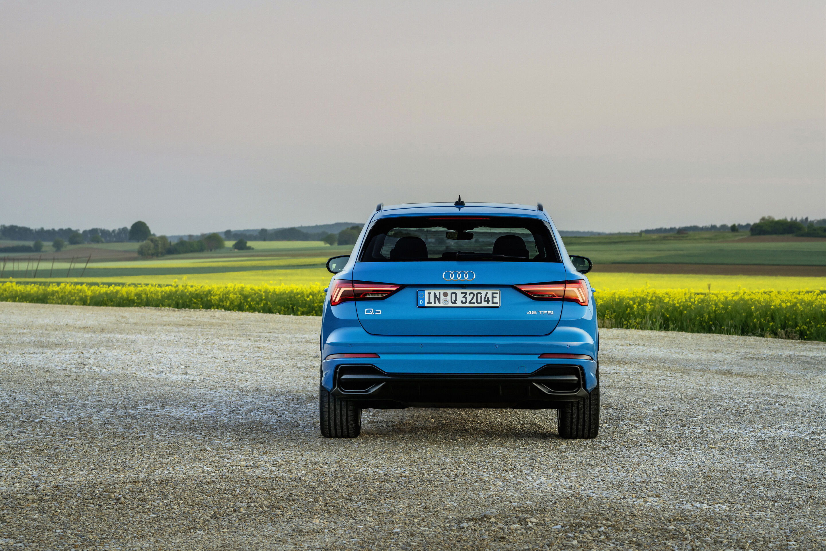 Audi Q3 45 TFSI e (bis 2025) - Standaufnahme,
Farbe:Turboblau