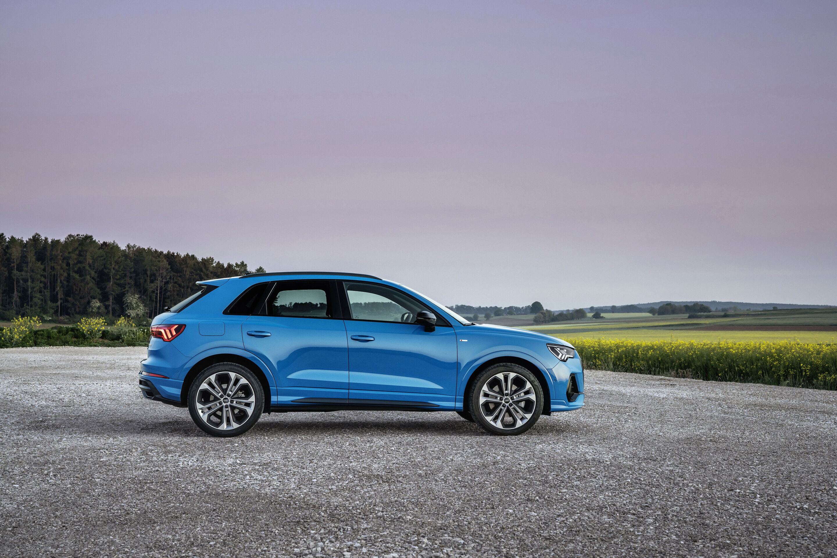 Audi Q3 45 TFSI e (until 2025) - Dynamic photo,
Colour: Turbo blue