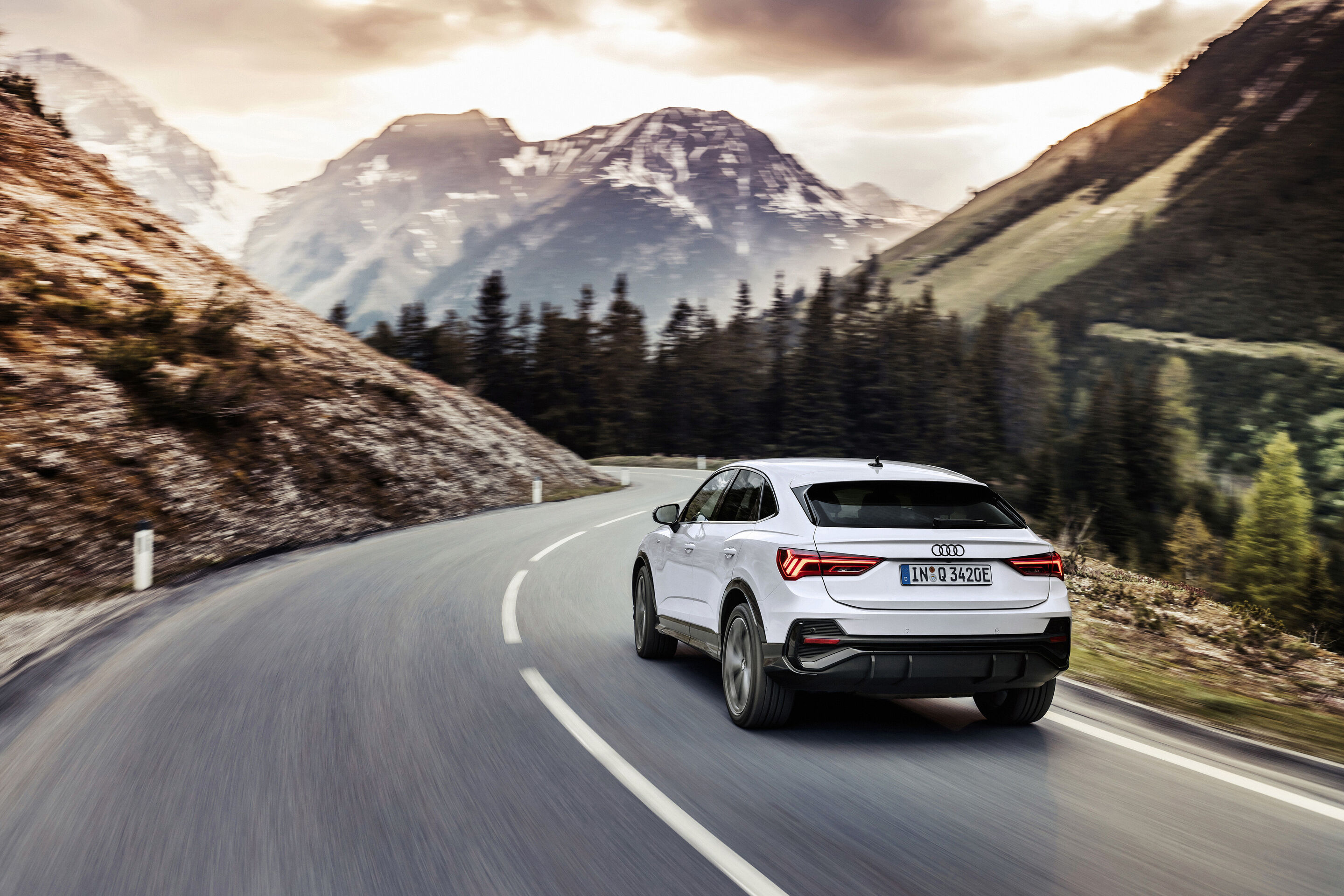 Audi Q3 Sportback 45 TFSI e (bis 2025) - Fahraufnahme:
Farbe: Gletscherweiß
