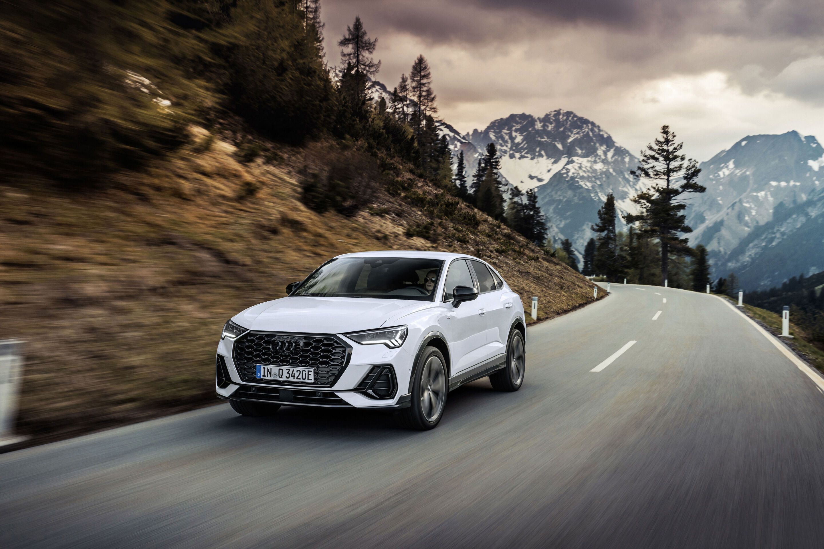 Audi Q3 Sportback 45 TFSI e (bis 2025) - Fahraufnahme:
Farbe: Gletscherweiß