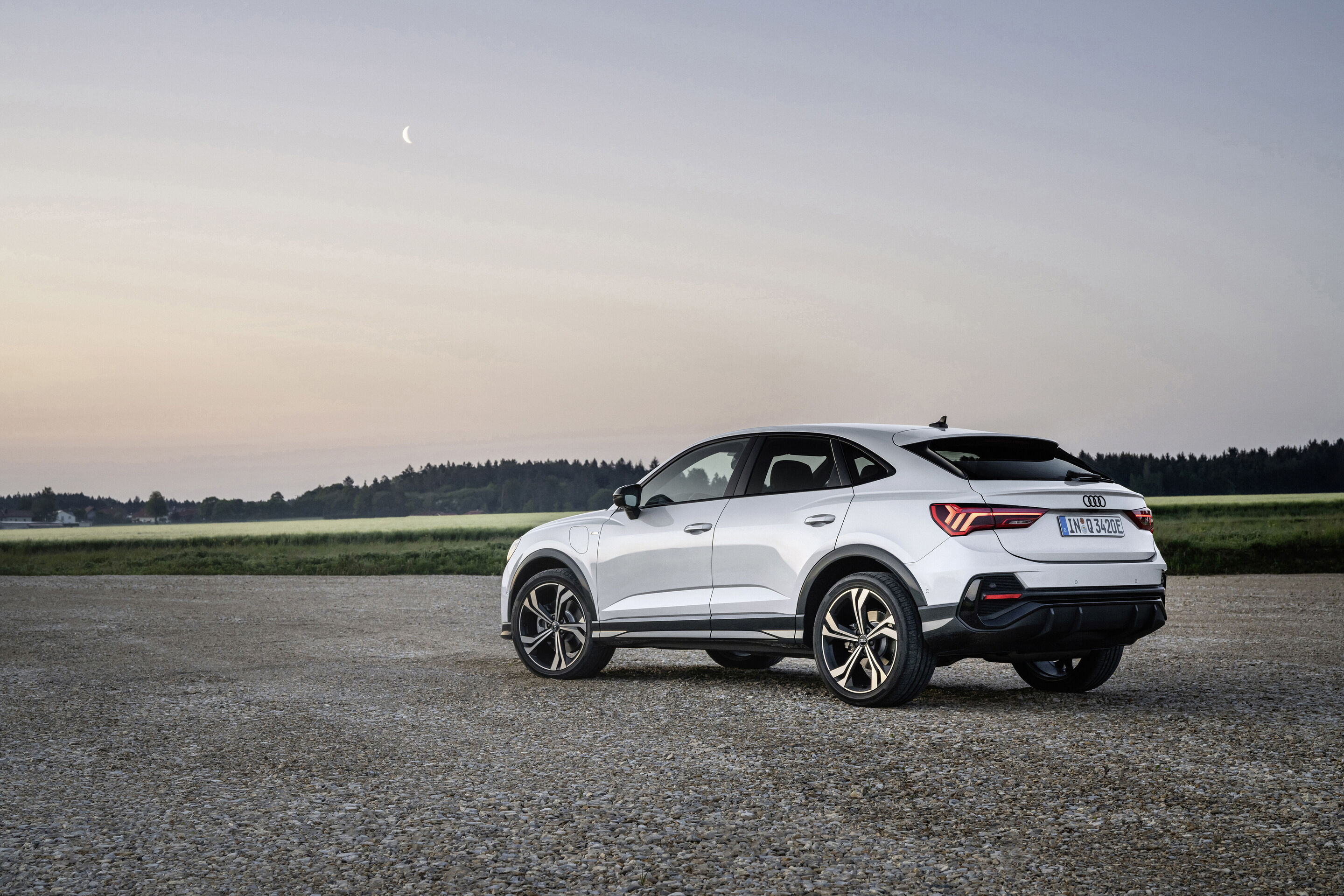 Audi Q3 Sportback 45 TFSI e (bis 2025) - Standaufnahme,
Farbe: Gletscherweiß