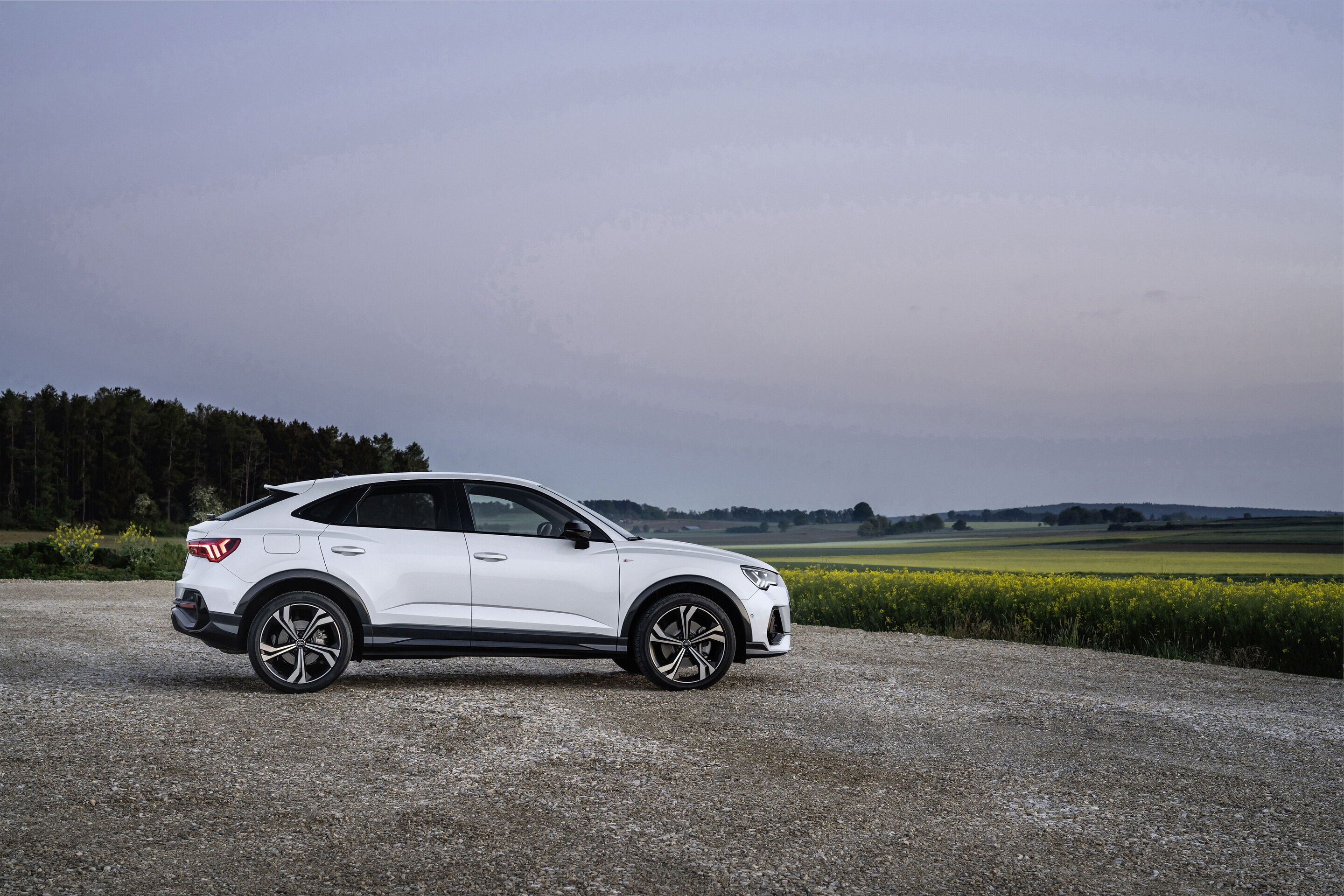 Audi Q3 Sportback 45 TFSI e (bis 2025) - Standaufnahme,
Farbe: Gletscherweiß