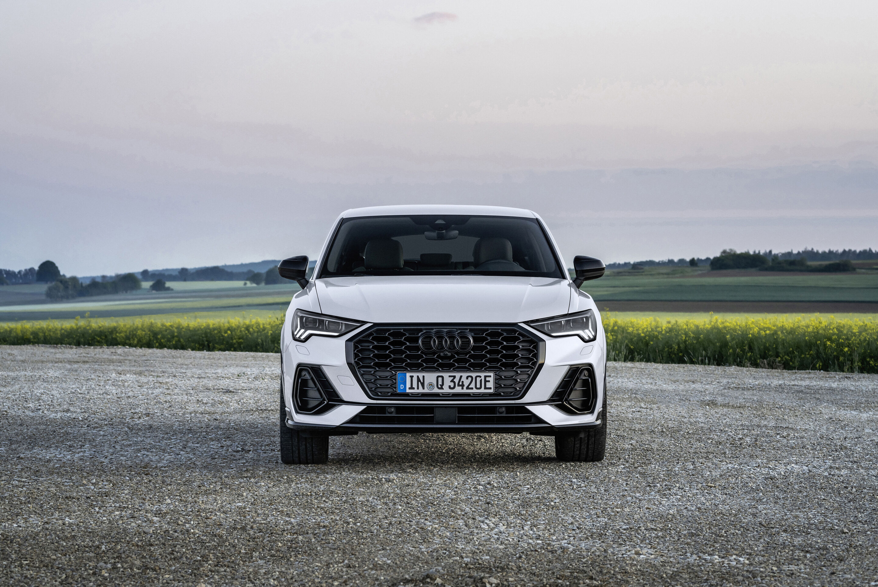 Audi Q3 Sportback 45 TFSI e (bis 2025) - Standaufnahme,
Farbe: Gletscherweiß