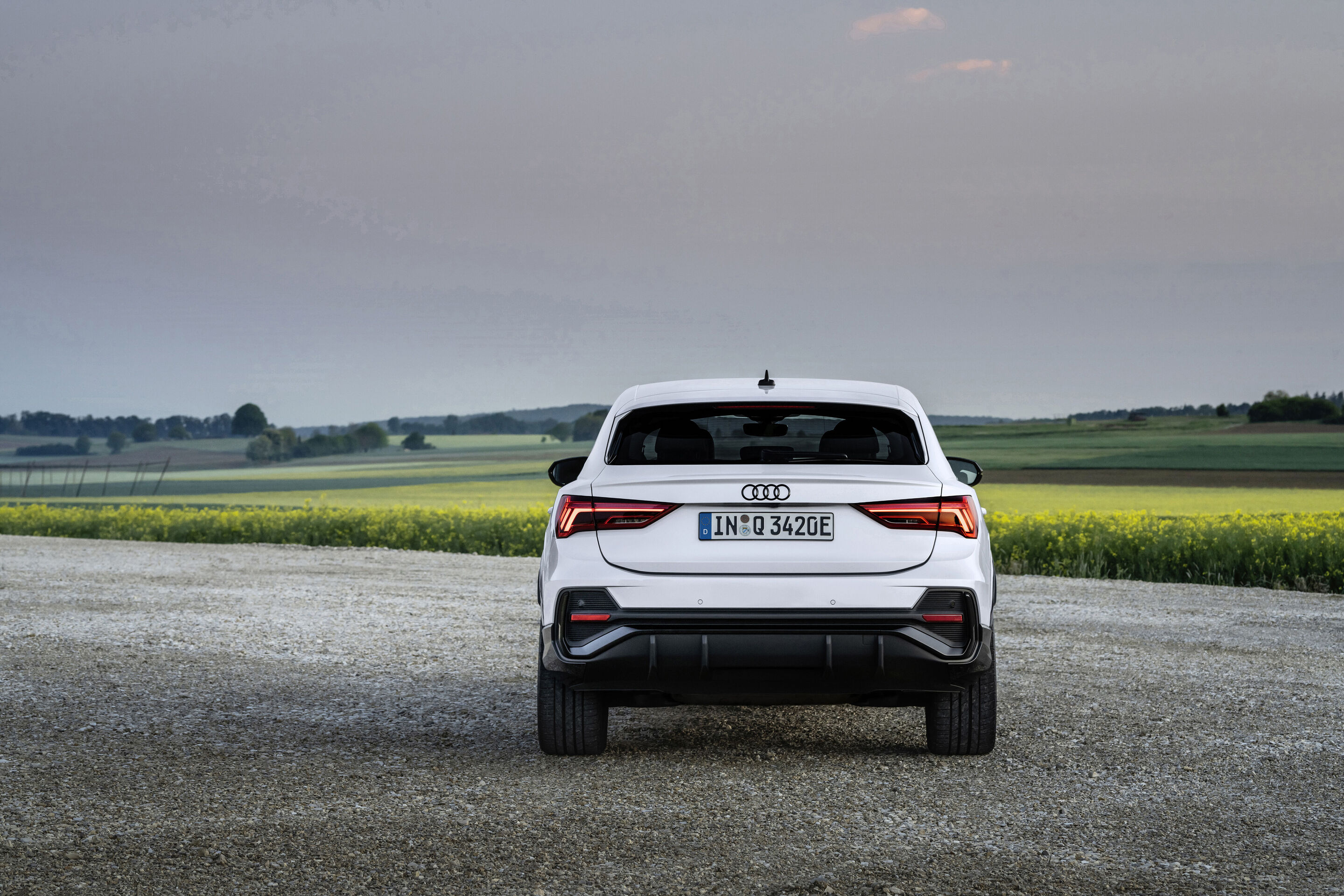 Audi Q3 Sportback 45 TFSI e (bis 2025) - Standaufnahme,
Farbe: Gletscherweiß
