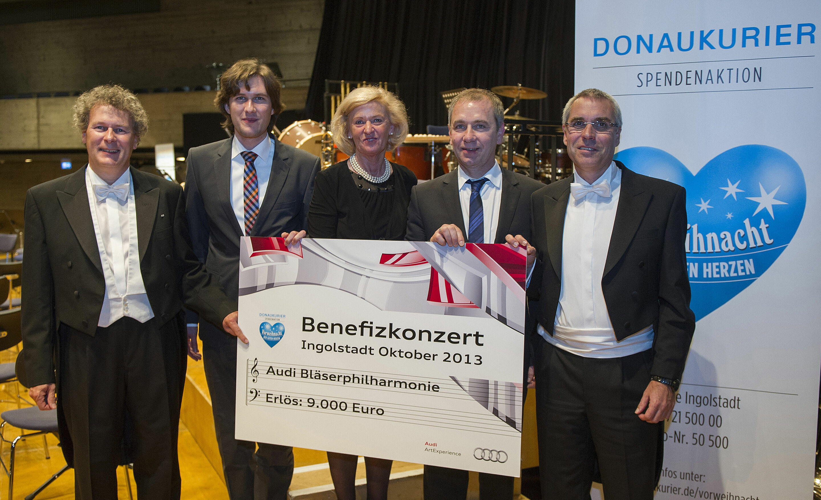 Benefizkonzert der Audi Bläserphilharmonie am 29. Oktober im Festsaal Ingolstadt - Von Links: Christian Lombardi, Dirigent Audi Bläserphilharmonie; Sebastian Fischer, Audi Kommunikation Kultur; Lydia Nißl, Geschäftsführerin Donaukurier; Gerd Schneider,...