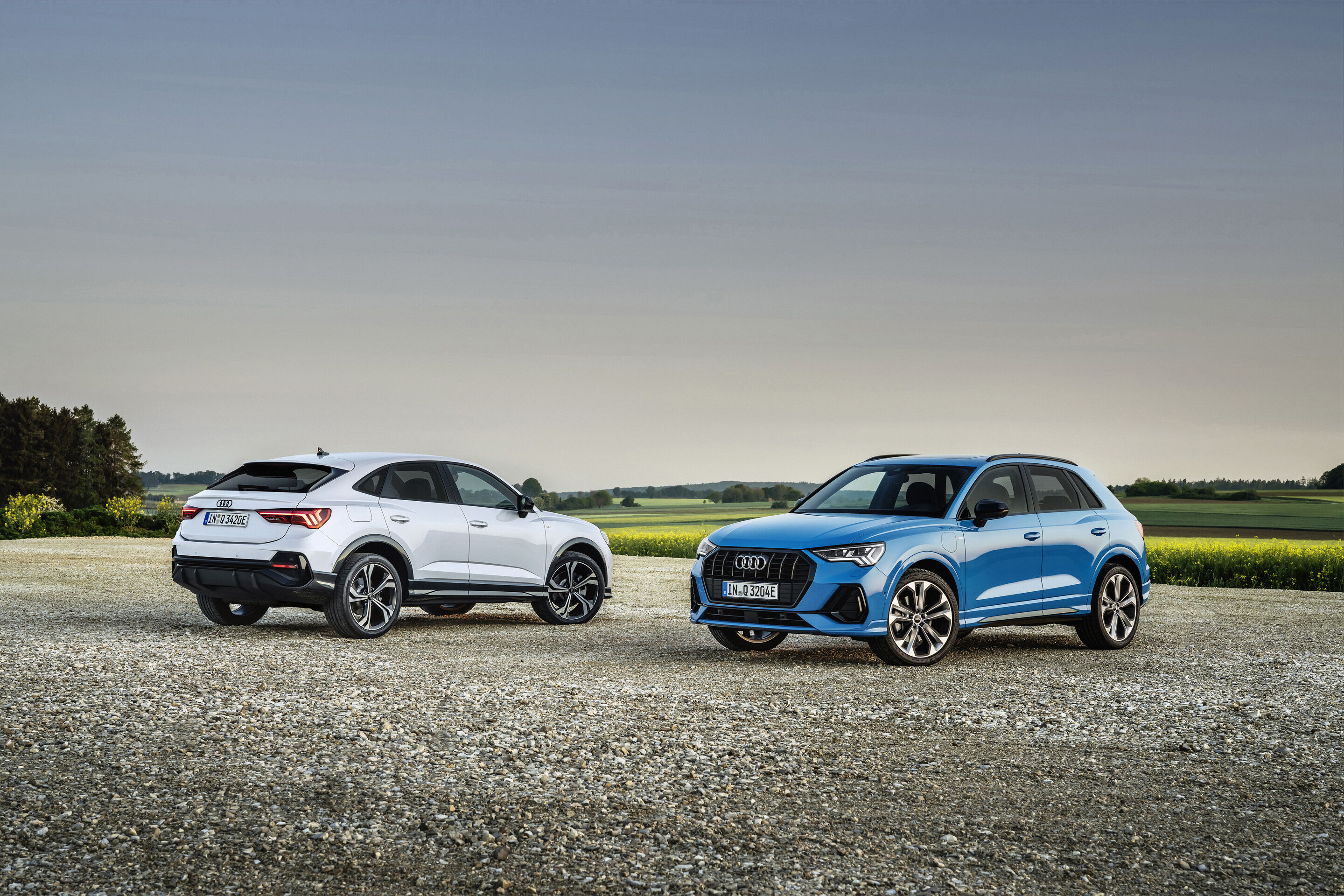 Audi Q3 Sportback 45 TFSI e / Audi Q3 45 TFSI e (bis 2025) - Audi Q3 Sportback 45 TFSI e
Standaufnahme, Farbe: Gletscherweiß
Audi Q3 45 TFSI e
Standaufnahme, Farbe: Turboblau