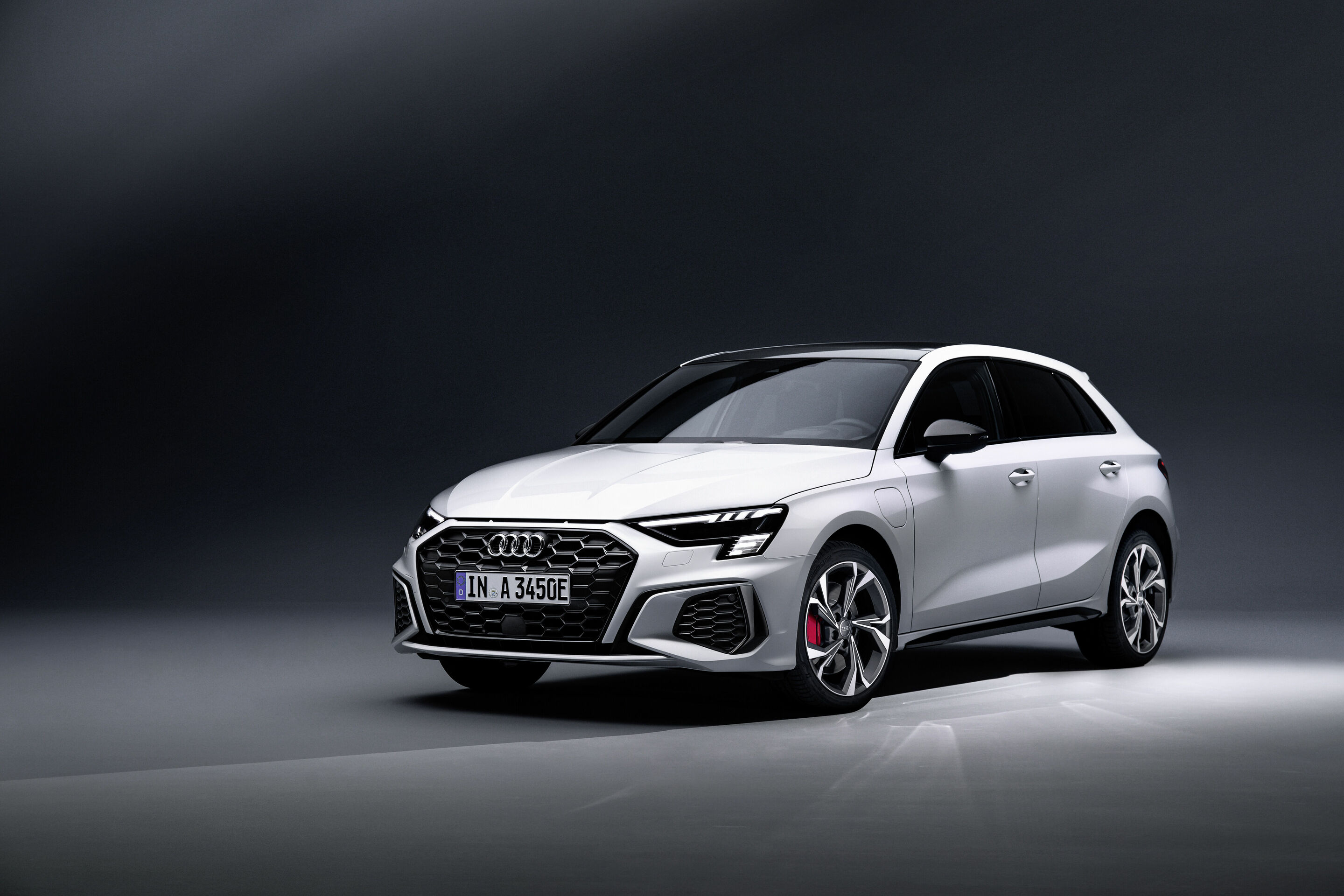 Audi A3 Sportback 45 TFSI e - Standaufnahme,
Farbe: Gletscherweiß