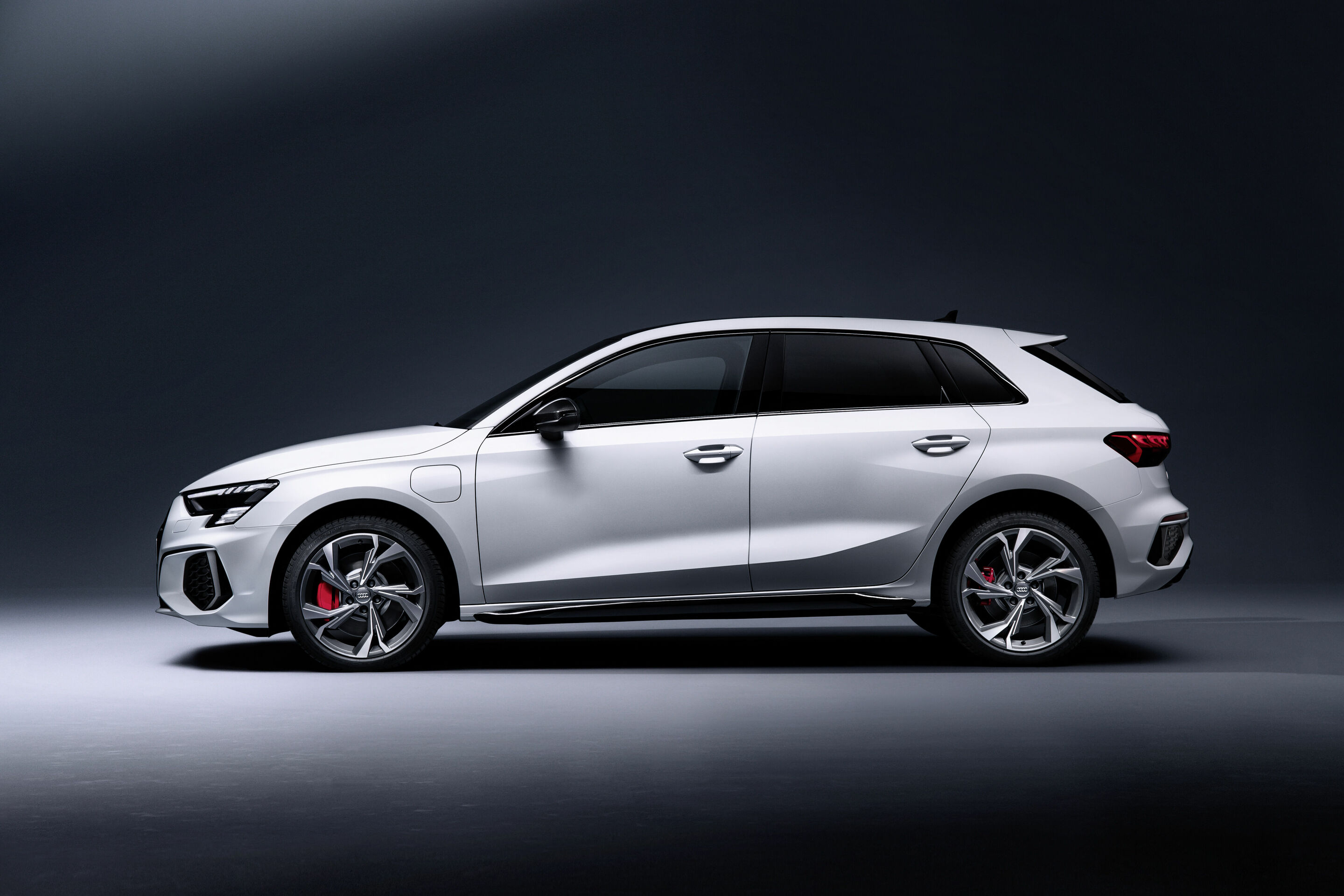 Audi A3 Sportback 45 TFSI e - Static photo,
Colour: Glacier white