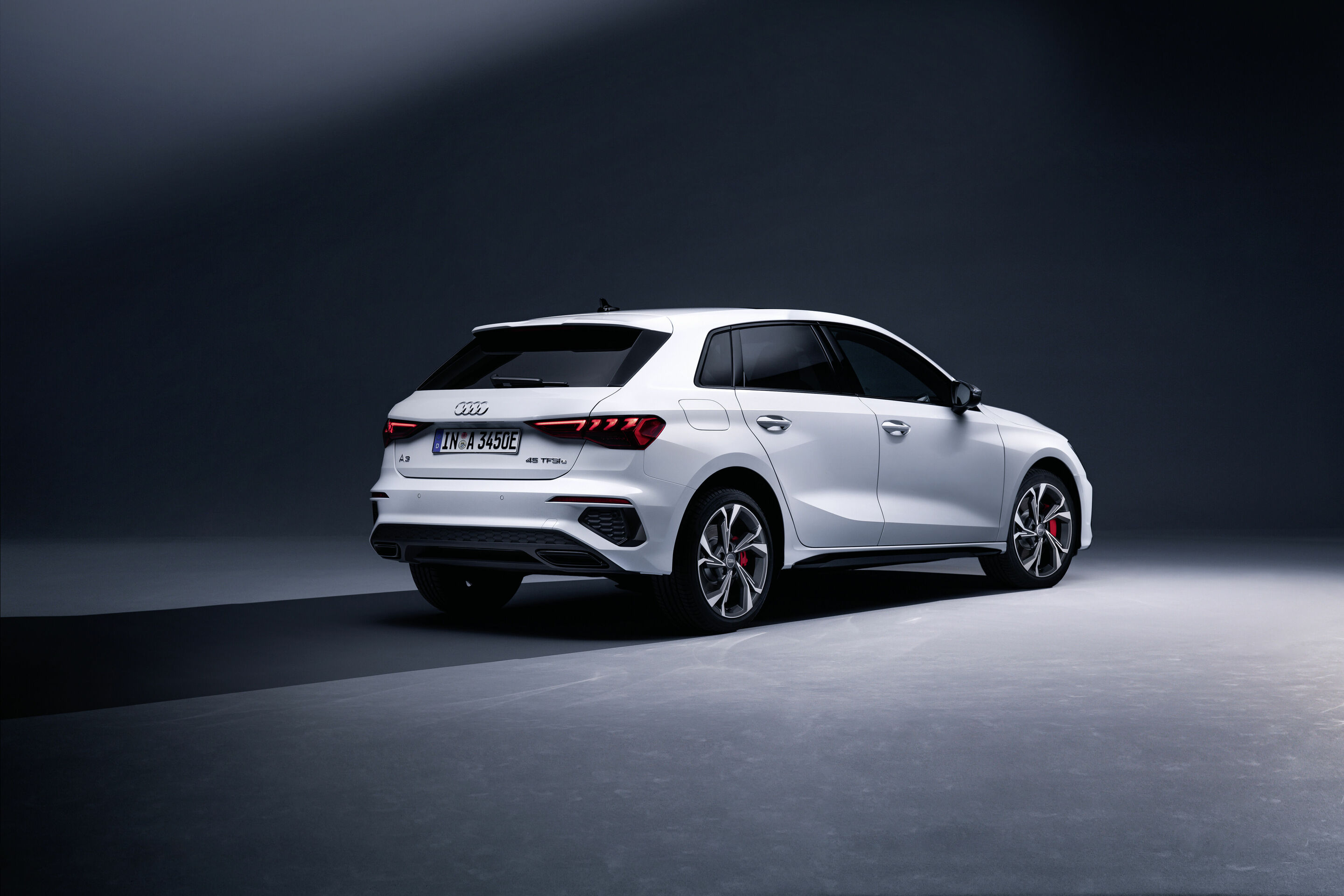 Audi A3 Sportback 45 TFSI e - Standaufnahme,
Farbe: Gletscherweiß