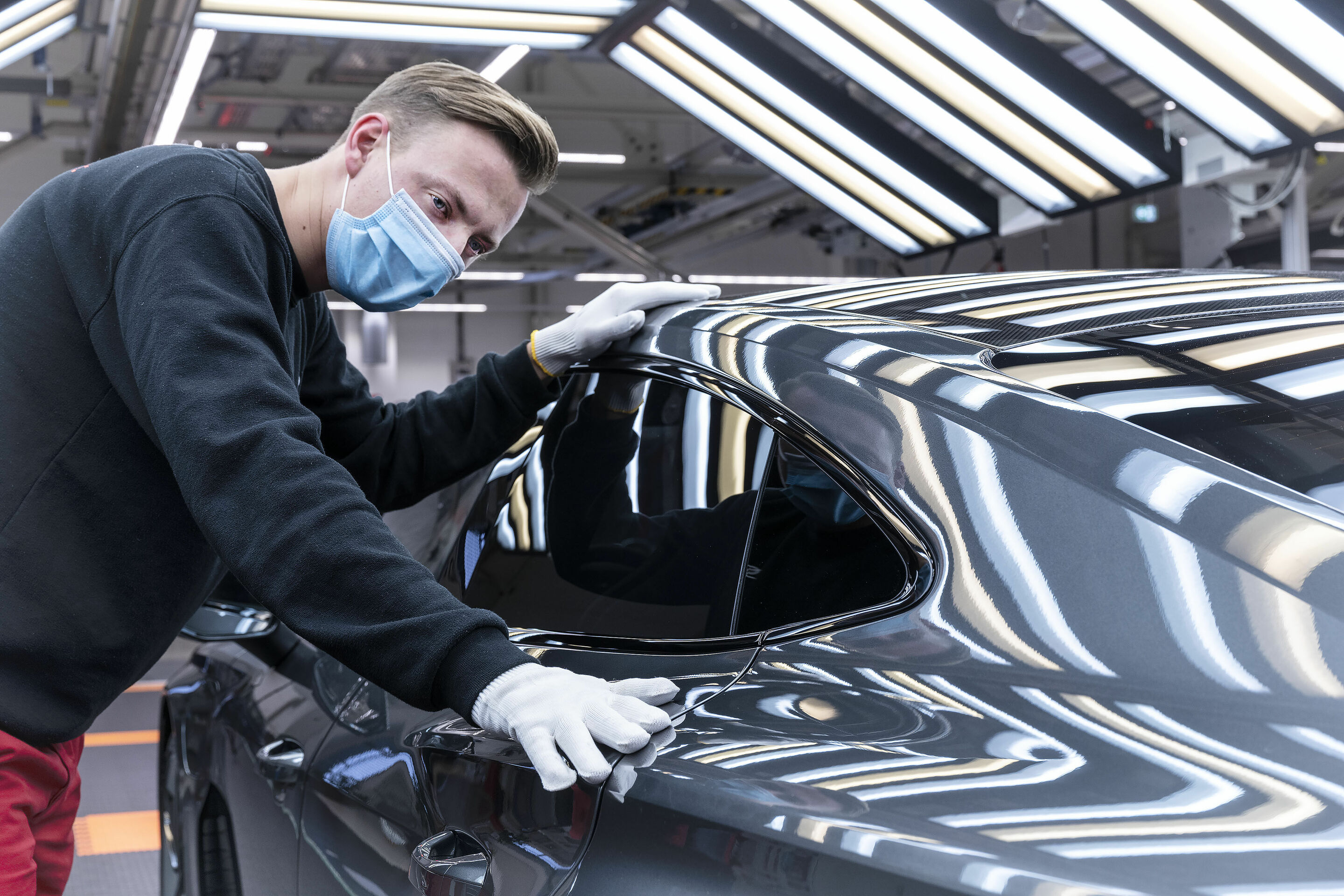 Audi e-tron GT enters series production: Carbon-neutral production begins at the Böllinger Höfe - The perfect quality of every Audi e-tron GT is checked in the assembly
finishing area.