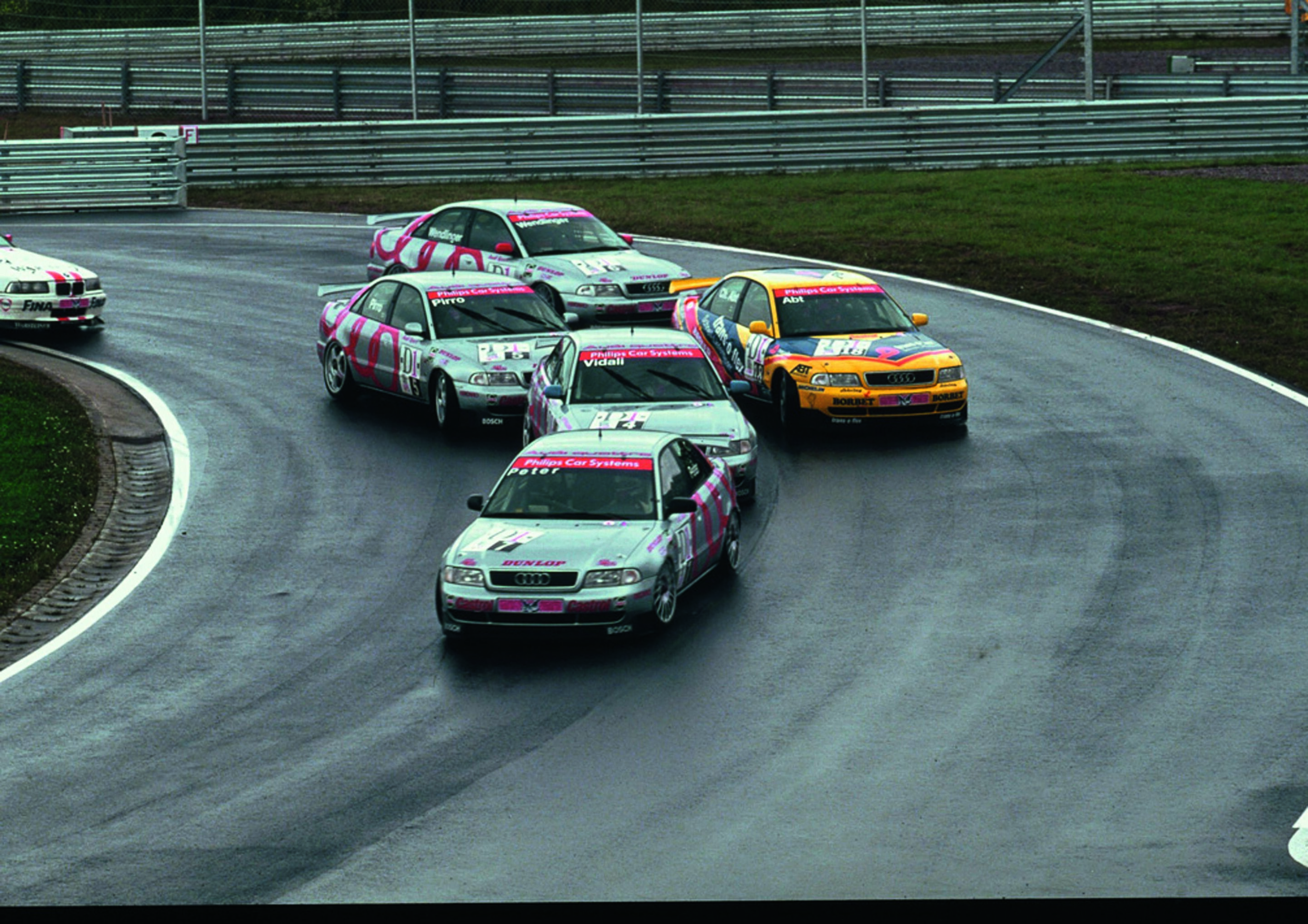 Jubiläumsmagazin Motorsport - Audi 80 Supertouring am Sachsenring 1996: Die silbernen A4 und der gelbe von Christian Abt machen die Sache unter sich aus.