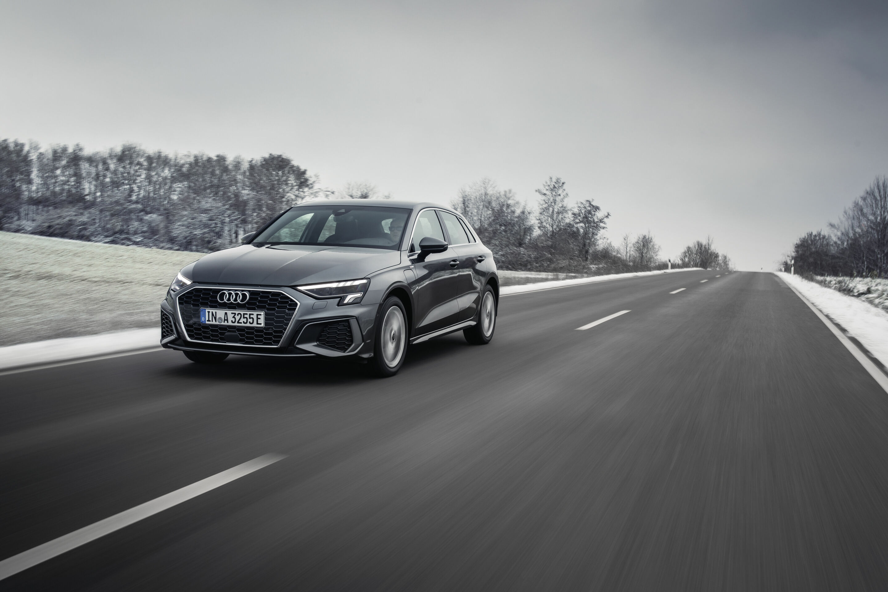 Audi A3 Sportback 40 TFSI e - Fahraufnahme
Farbe: Daytonagrau