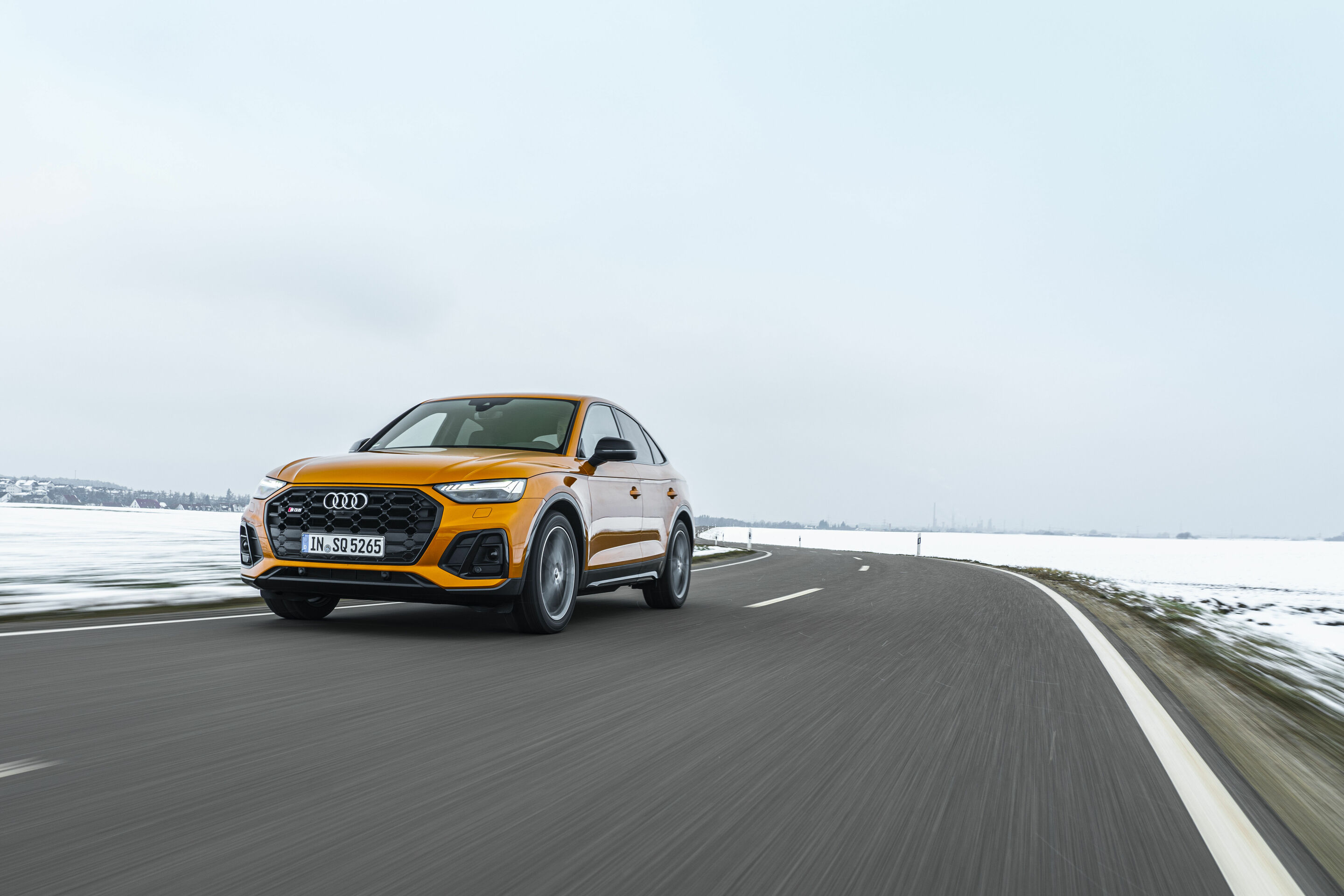 Audi SQ5 Sportback - Fahraufnahme,
Farbe: Drachenorange