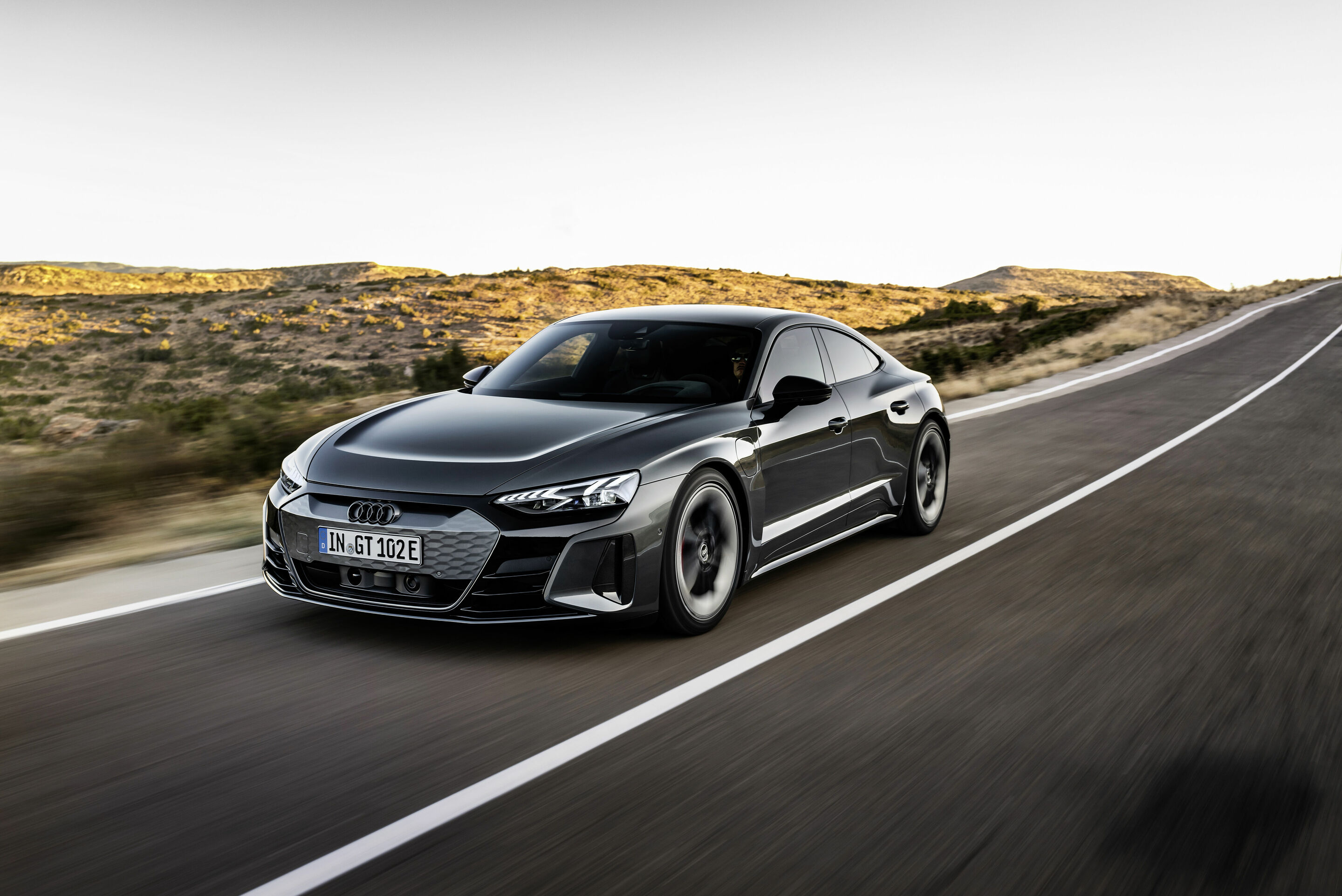 Audi RS e-tron GT - Fahraufnahme, Farbe: Daytonagrau