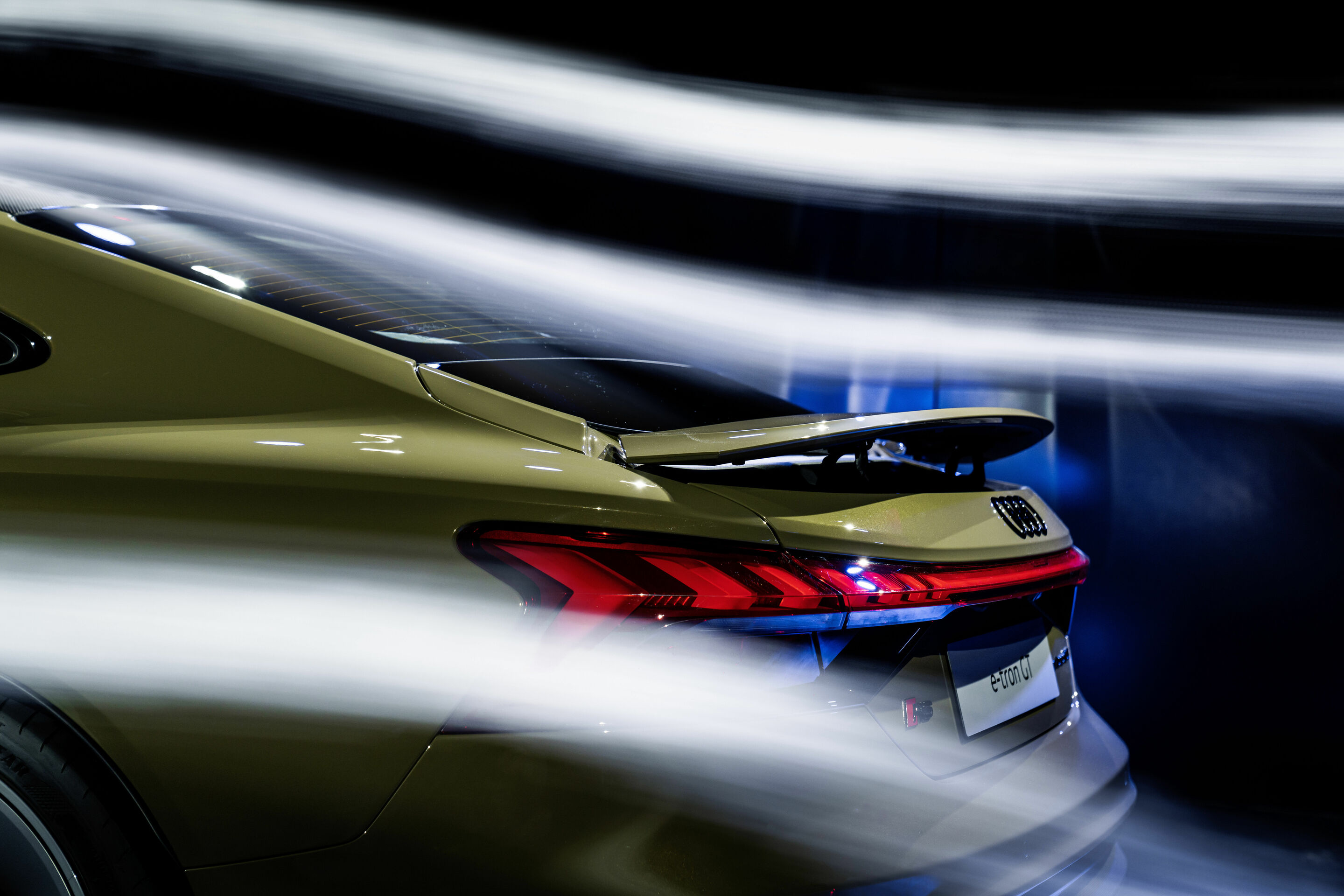 Audi e-tron GT experience - Aerodynamik - Audi RS e-tron GT
Farbe: Taktikgrün Metallic