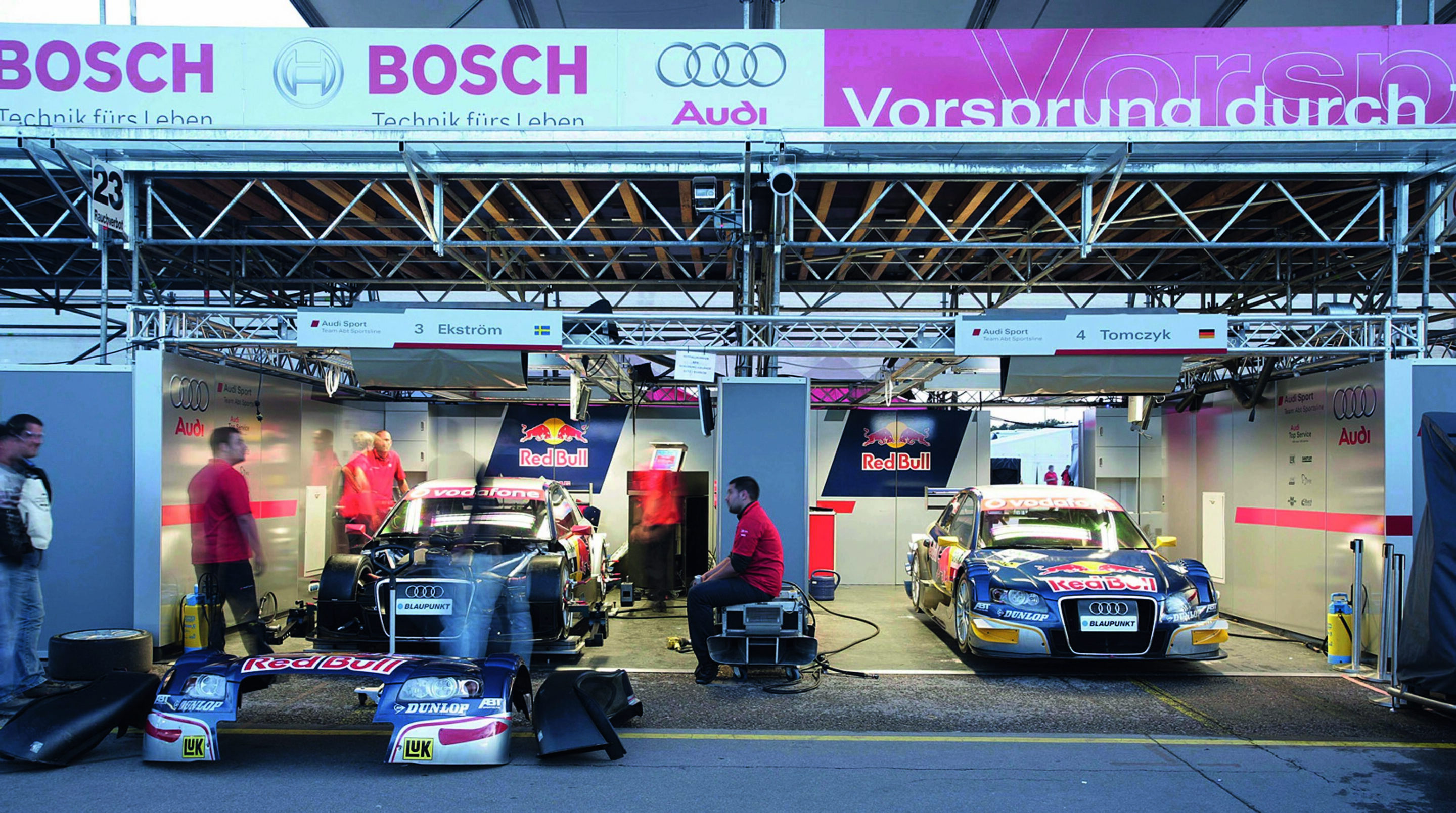 Jubiläumsmagazin Motorsport - Abendstimmung: Nachtschichten sind in der DTM selten - schon der Motor hält locker die komplette Saison.
