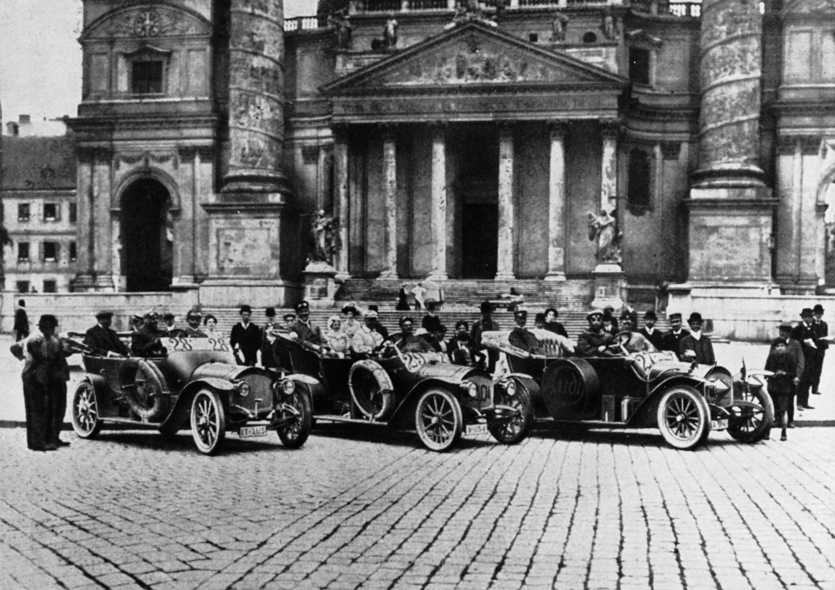 Audi 10/22 PS (Typ A) und Audi 10/28 PS (Typ B) bei der Österreichischen Alpenfahrt im Mai 1911. (2,6-Liter Vierzylindermotor in Reihe)