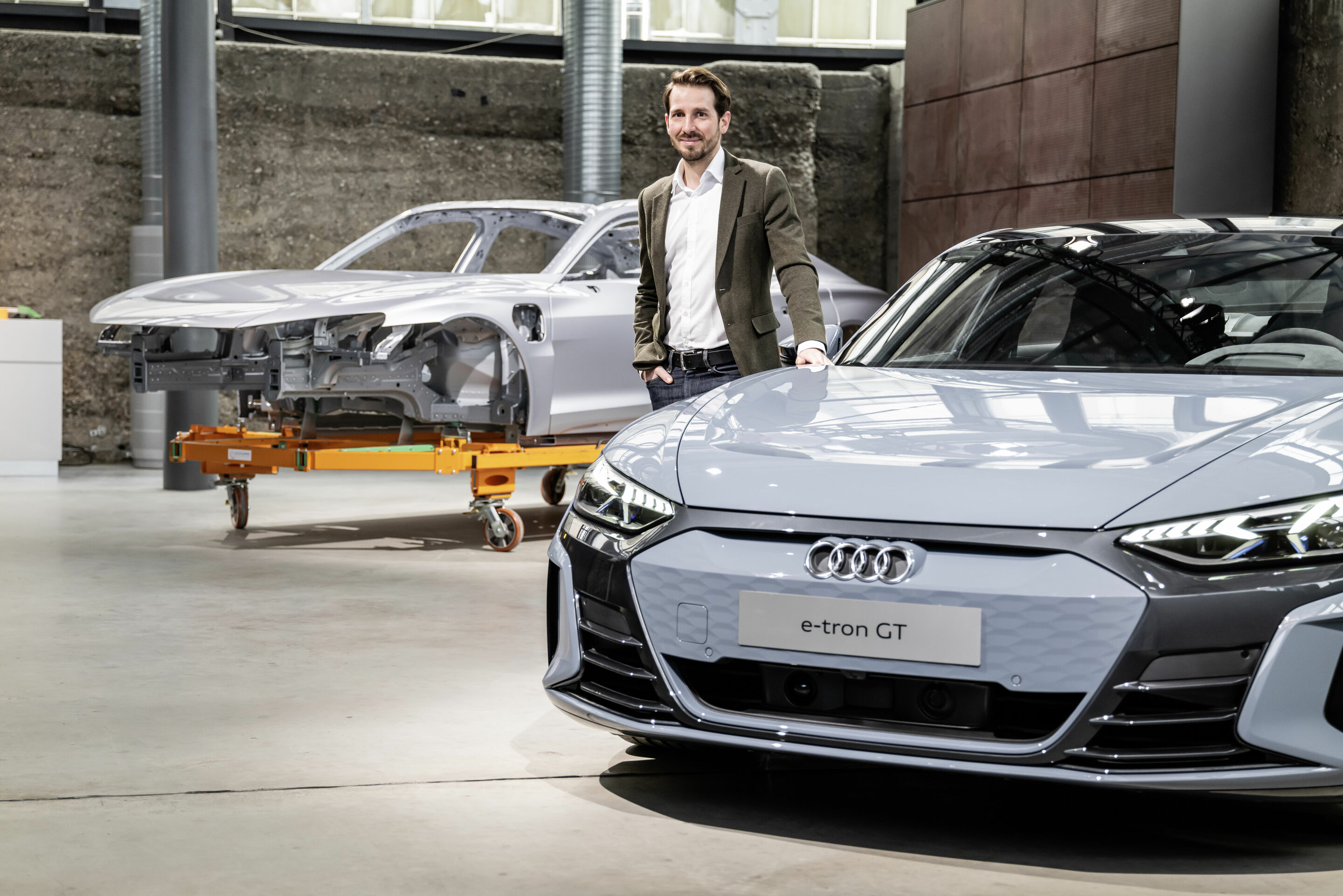 Audi e-tron GT experience - Production - Alexander Breuer – Ramp-Up Manager e-tron GT
Audi e-tron GT quattro
Colour: Kemora grey metallic