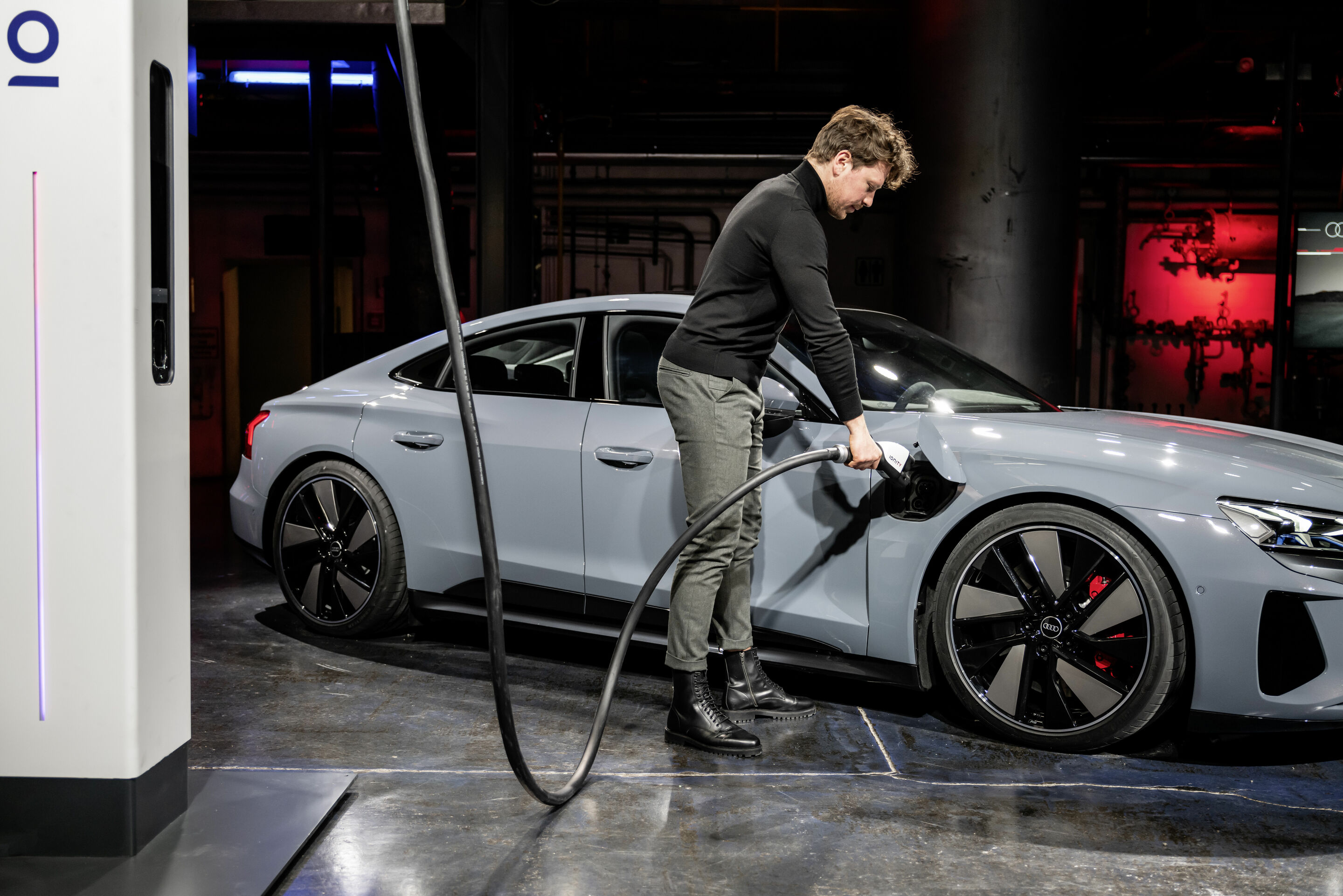 Audi e-tron GT experience - Technologie - Audi e-tron GT quattro
Farbe: Kemoragrau