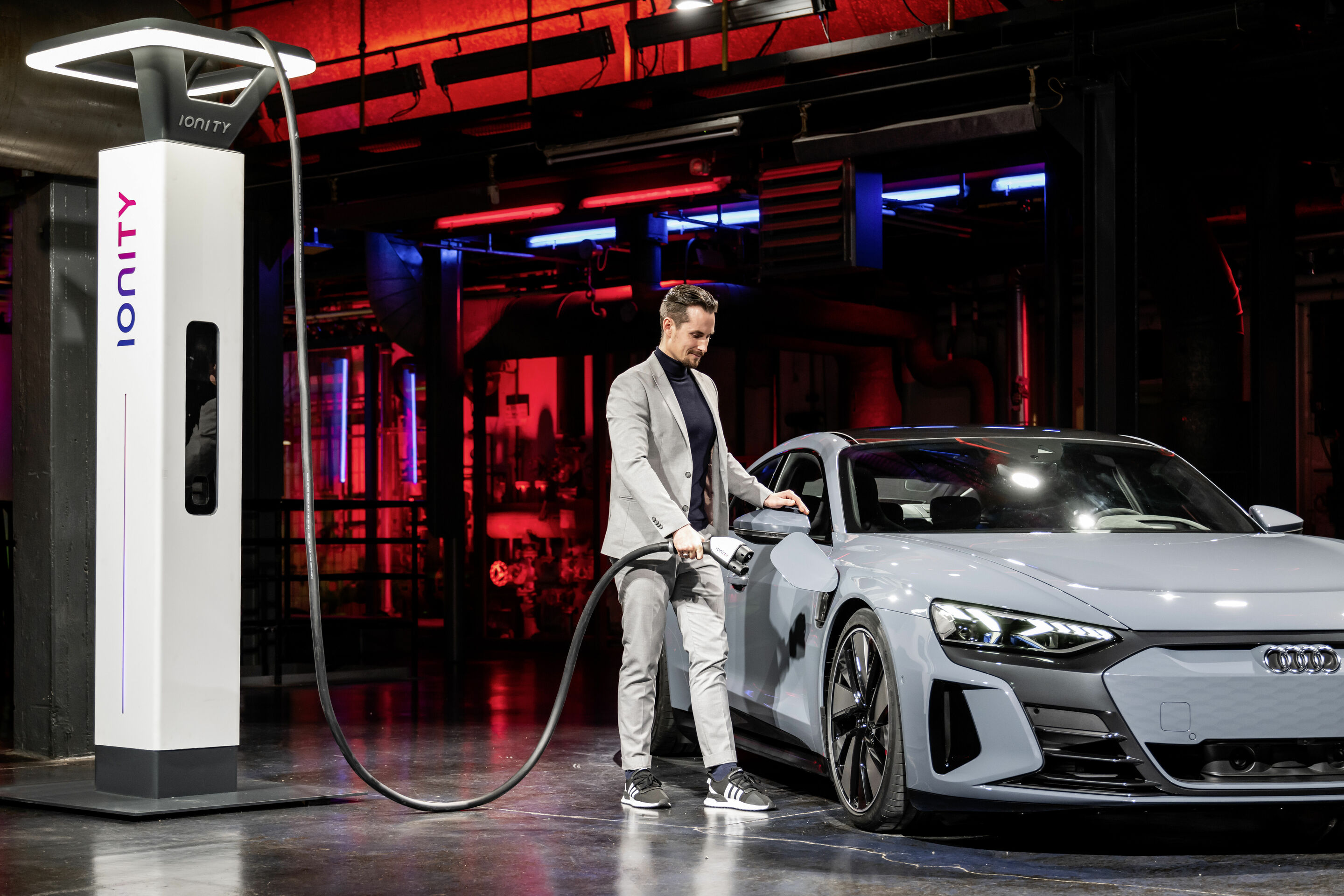 Audi e-tron GT experience - Technologie - Audi e-tron GT quattro
Farbe: Kemoragrau