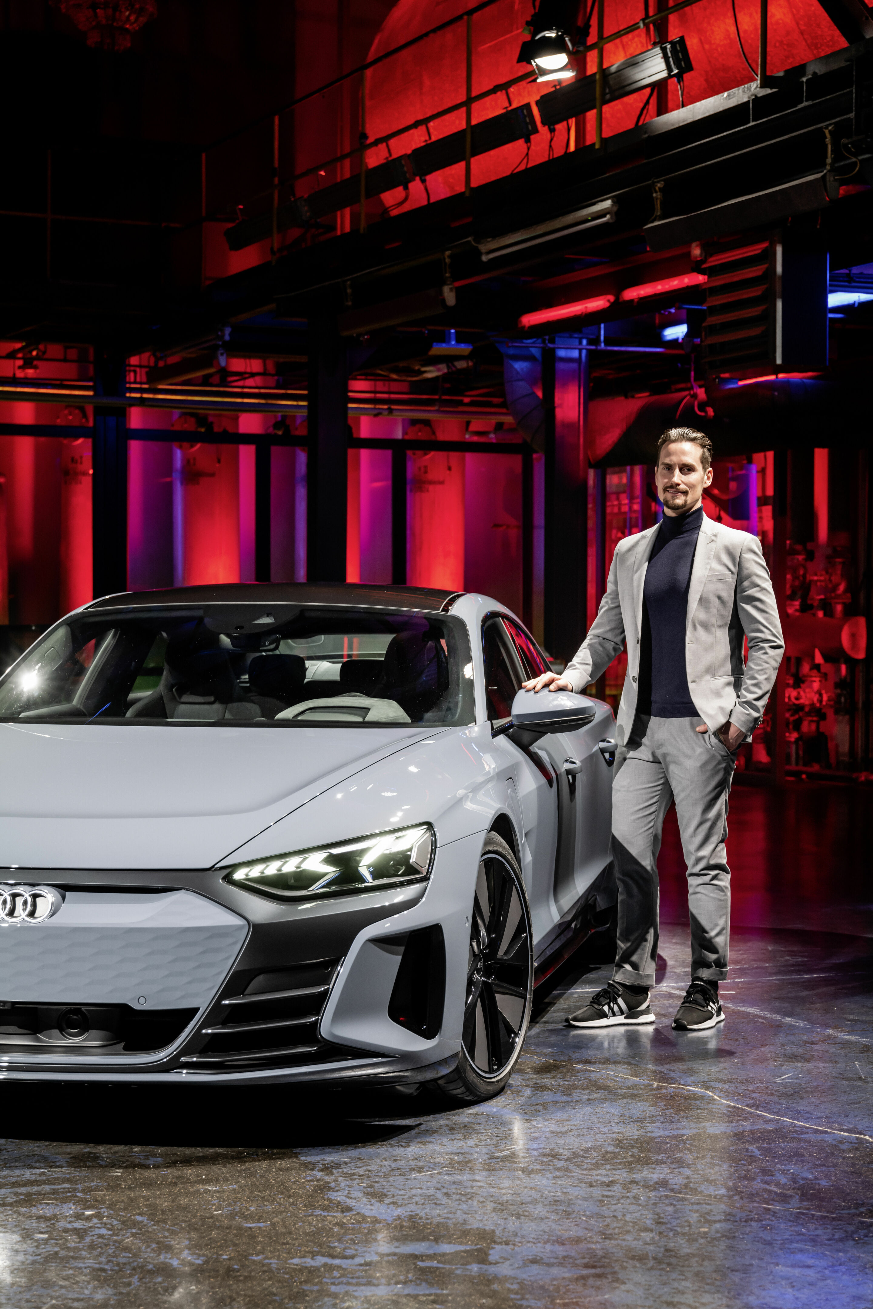 Audi e-tron GT experience - Technology - Stefan Holischka - Product Marketing e-tron GT
Audi e-tron GT quattro
Colour: Kemora grey metallic