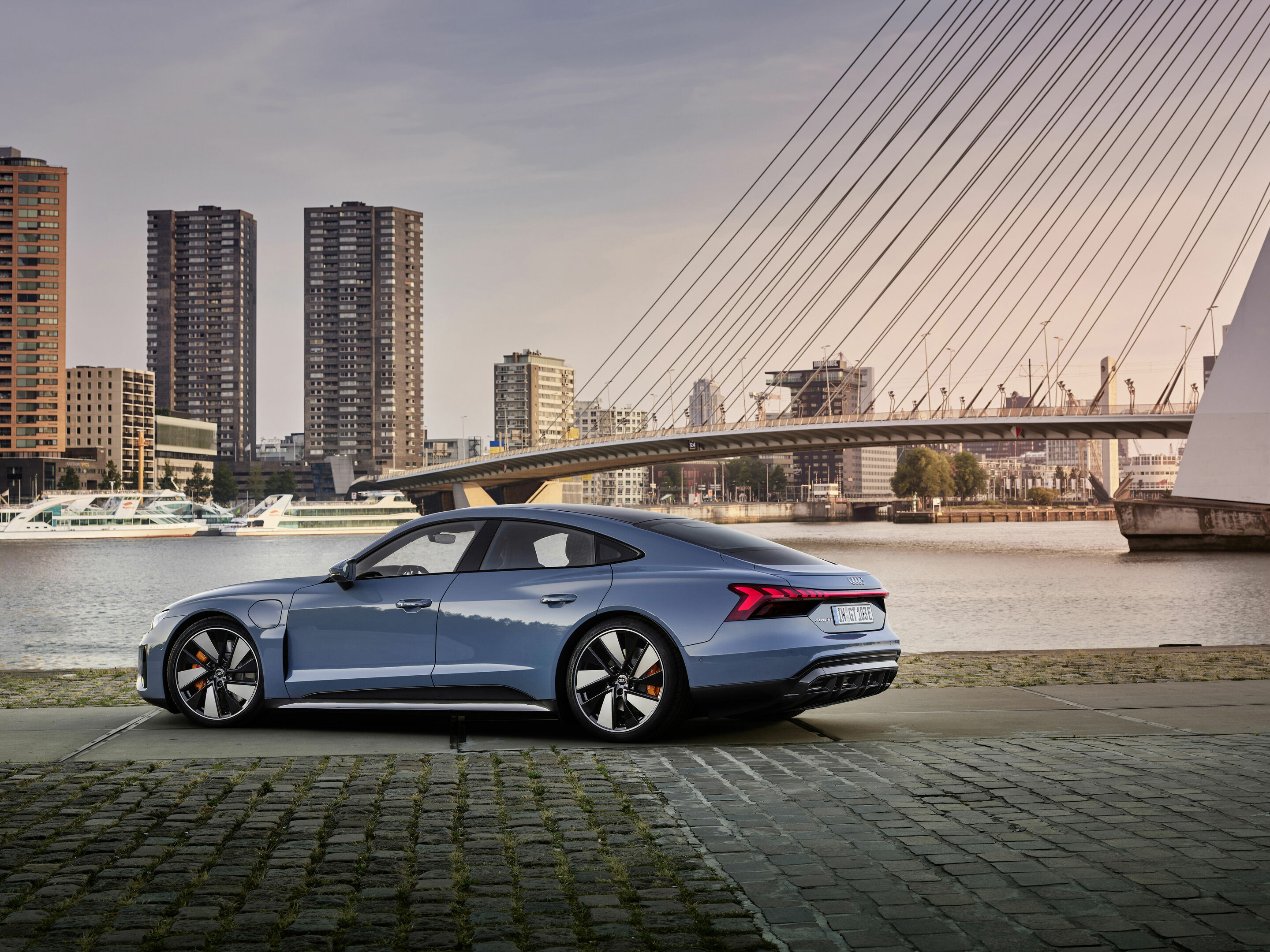 Audi e-tron GT quattro - Static photo,
Colour: Kemora grey metallic