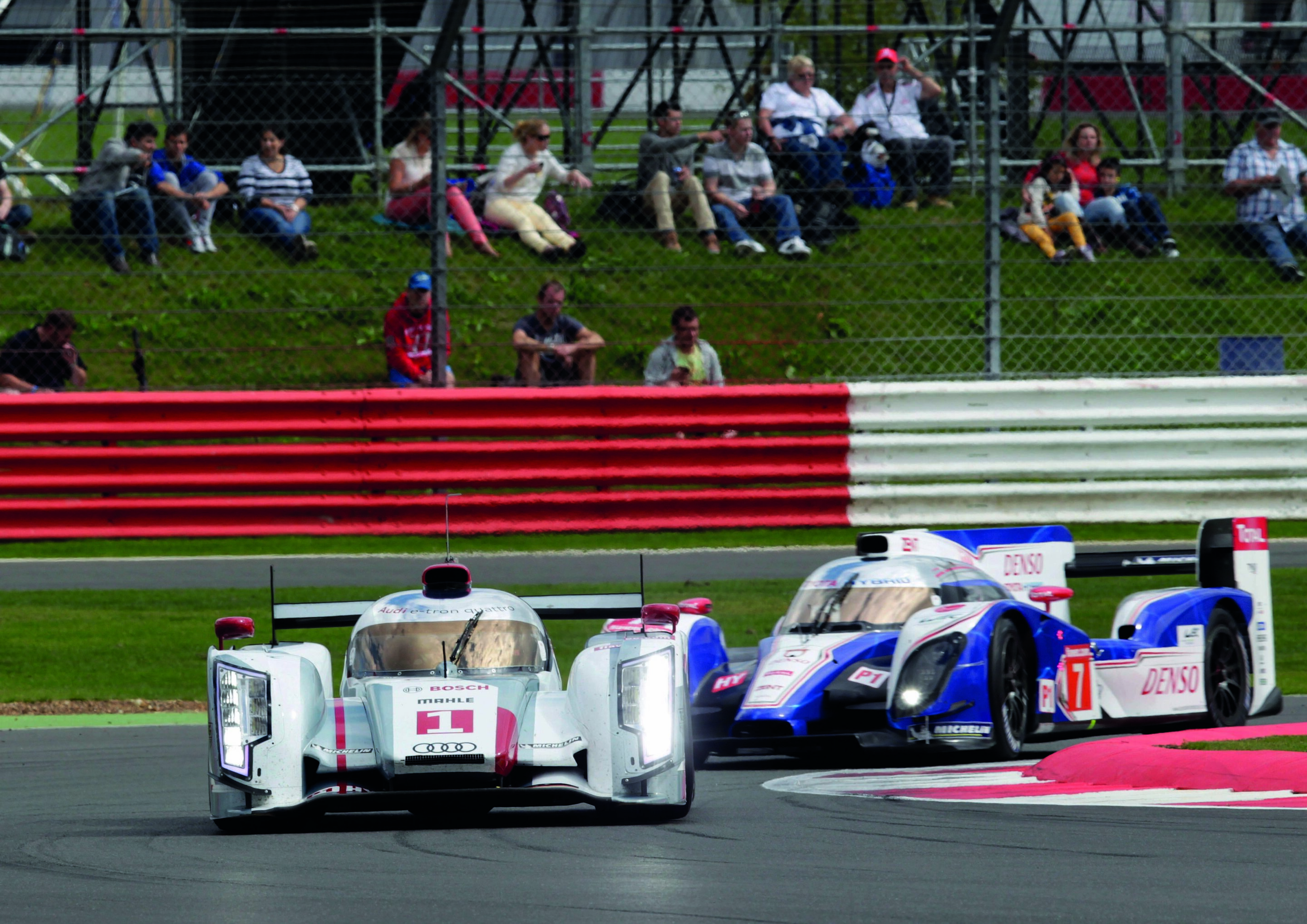 Audi nach viertem Saisonsieg Weltmeister - In einem spannenden Kampf der Konzepte setzte sich die Hybridtechnologie des Audi R18 e-tron quattro auch beim vierten Lauf der FIA-Langstrecken-Weltmeisterschaft WEC in Silverstone durch.