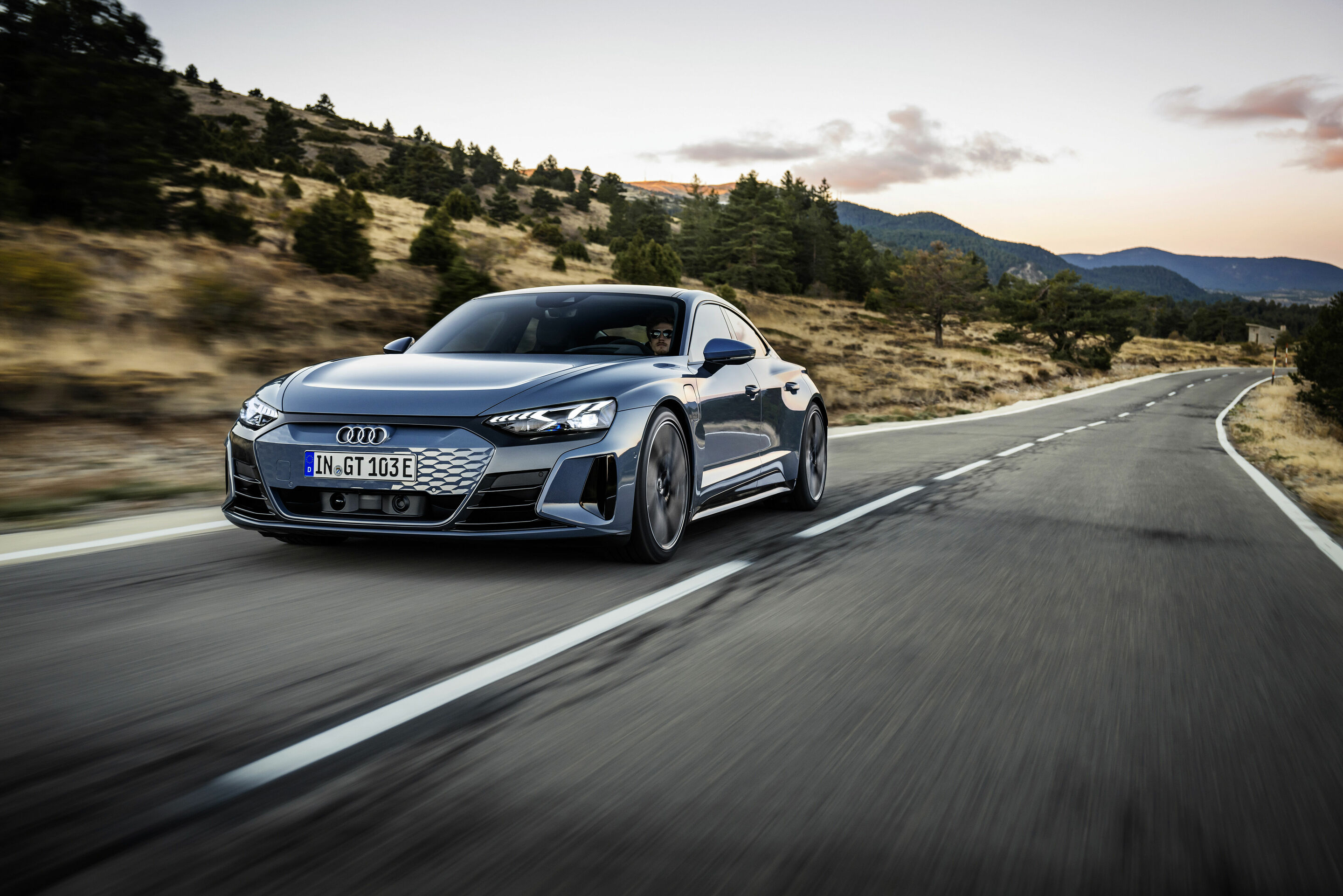 Audi e-tron GT quattro - Fahraufnahme,
Farbe:  Kemoragrau
