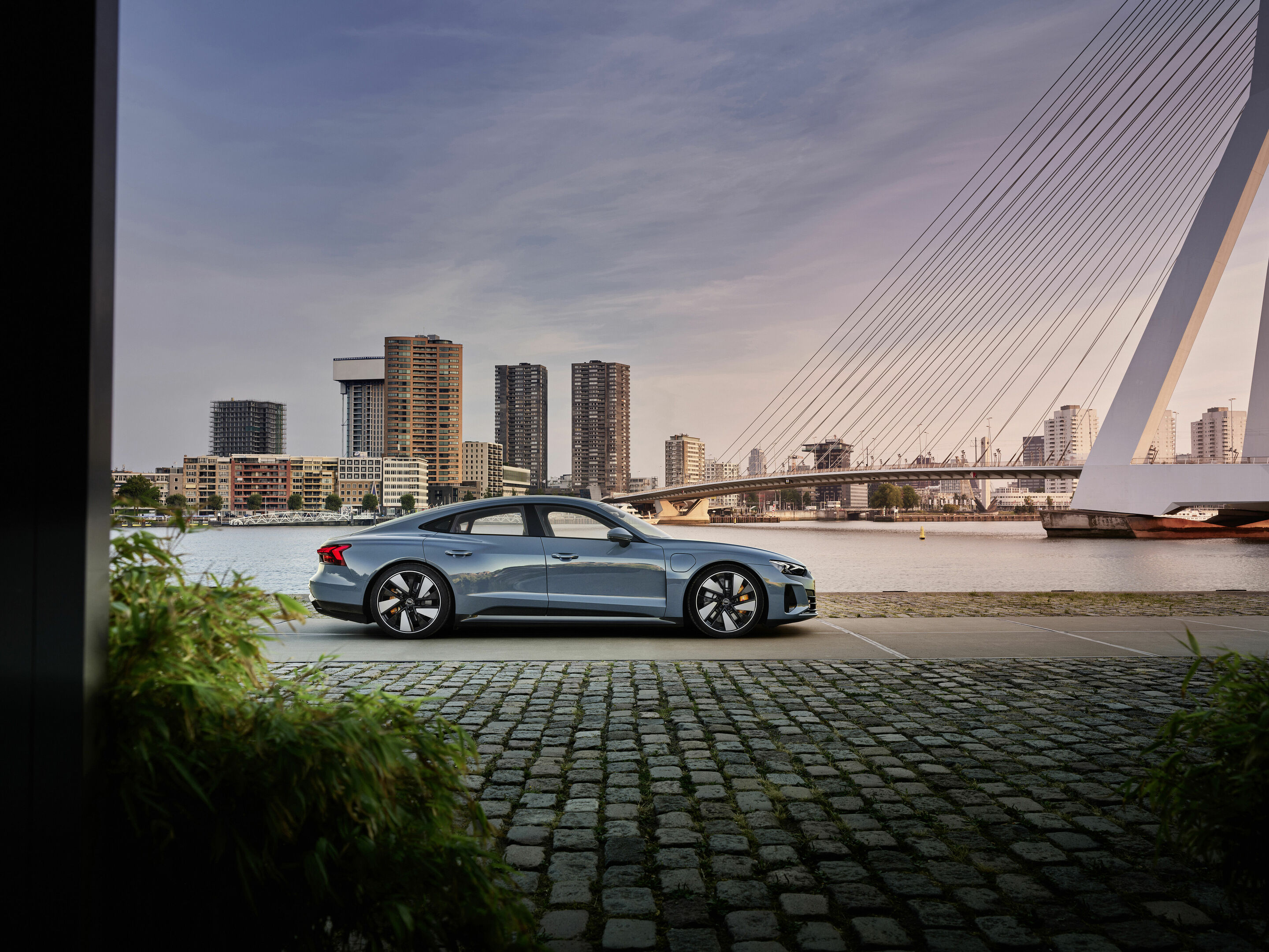 Audi e-tron GT quattro - Static photo,
Colour: Kemora grey metallic