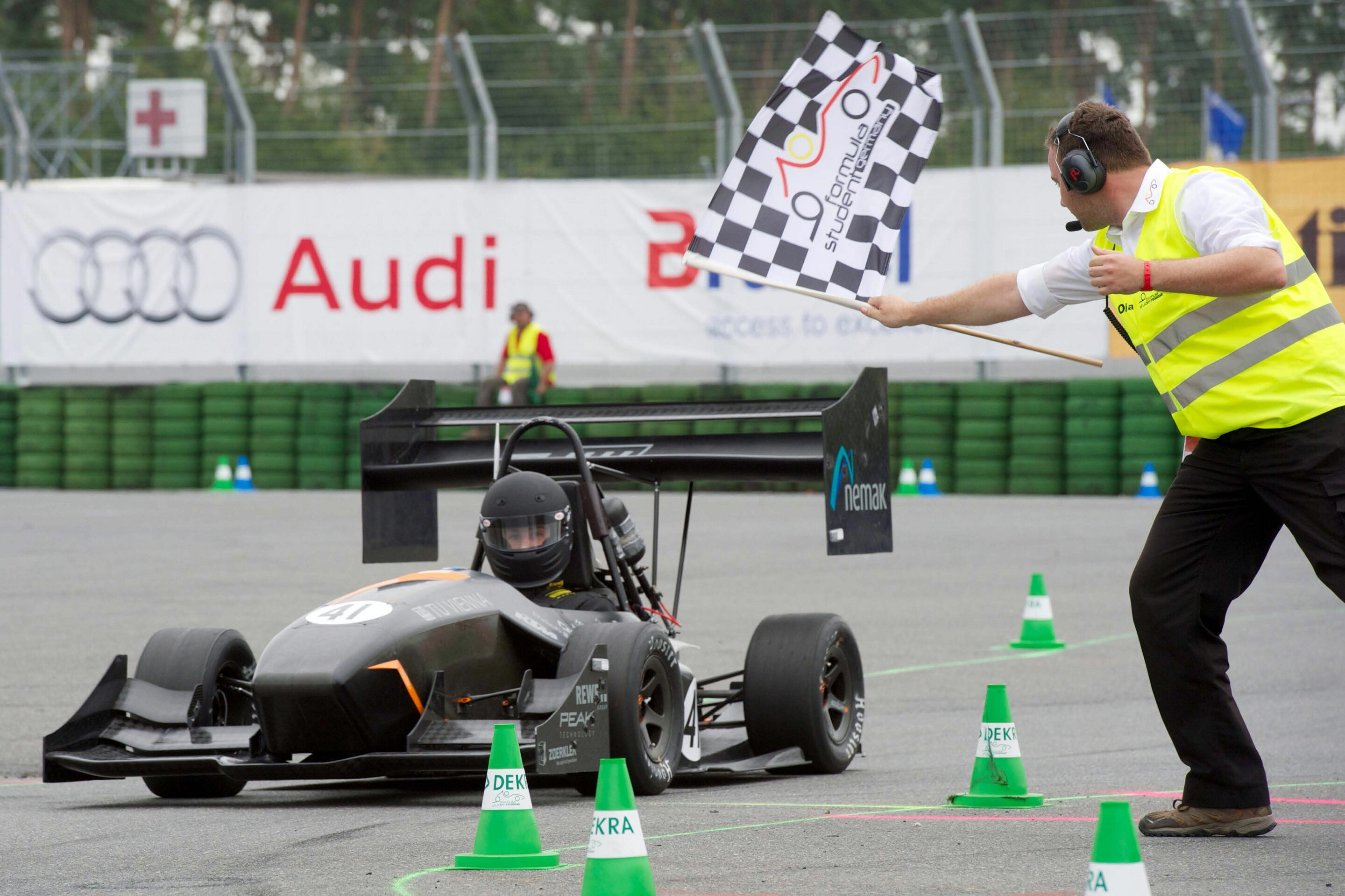 Formula Student Germany 2013 - Härtetest für selbst konstruierte Rennwagen: 3.600 Studenten aus 50 Nationen konkurrierten am Wochenende in Hockenheim bei der Formula Student Germany 2013. Der von Audi unterstützte Konstruktionswettbewerb wird in den Kategorien...