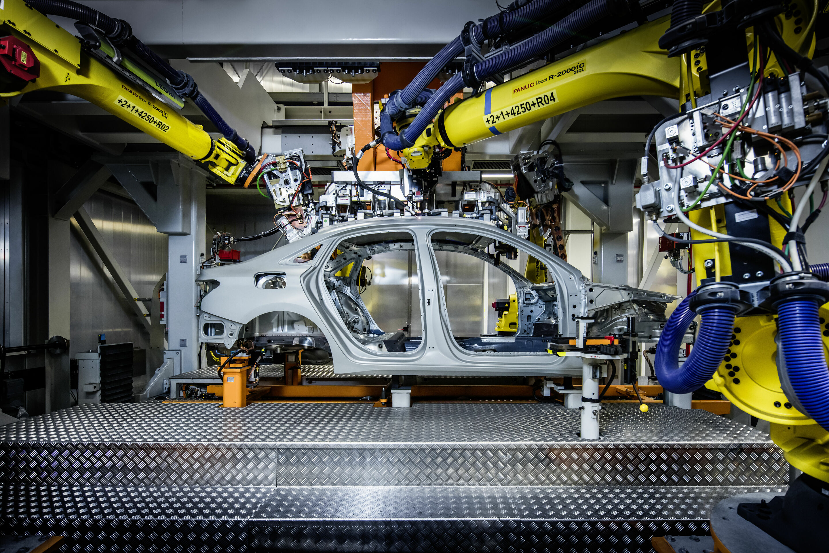 Audi-Standort Ingolstadt - Produktion Audi A3 Limousine: Karosseriebau – Verbindung von Seitenwandrahmen und Dach mittels Laserlötverfahren