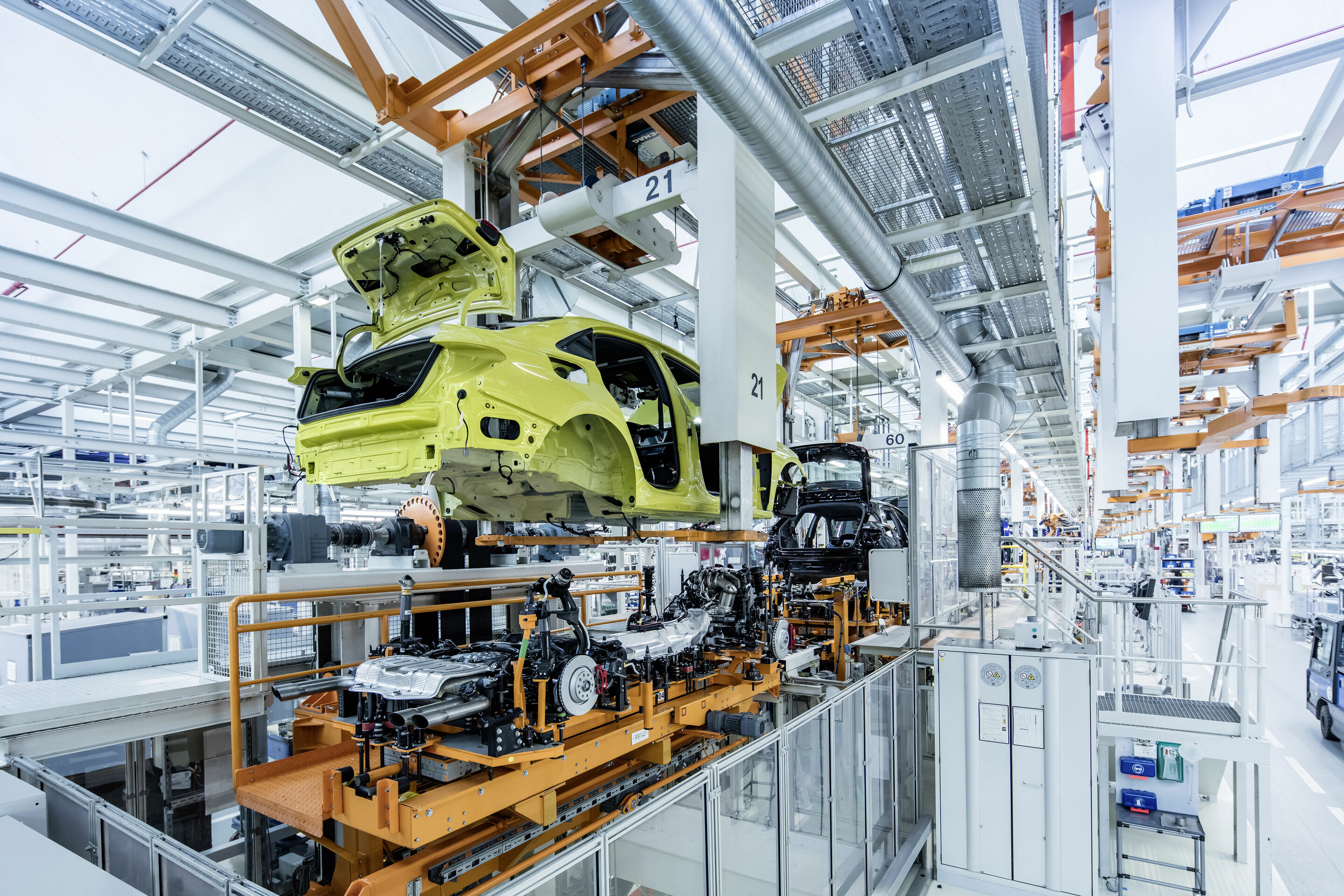 Audi-Standort Ingolstadt - Produktion Audi A3 Limousine: Montage – „Hochzeit“: Fügen von Karosserie und Antriebseinheit