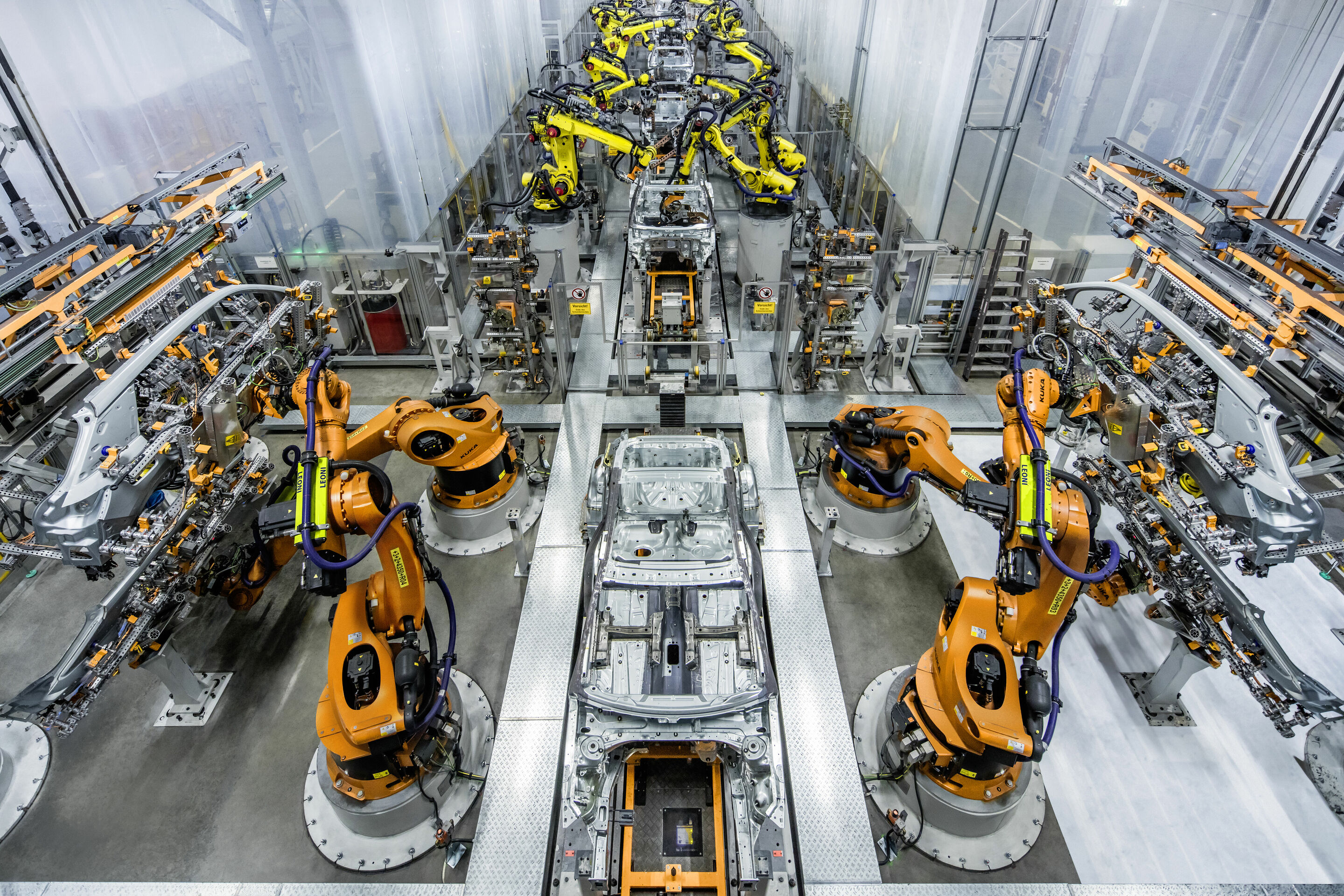 Audi-Standort Ingolstadt - Produktion Audi Q2: Karosseriebau – Verbinden der Seitenwandrahmen mit der Rohkarosserie