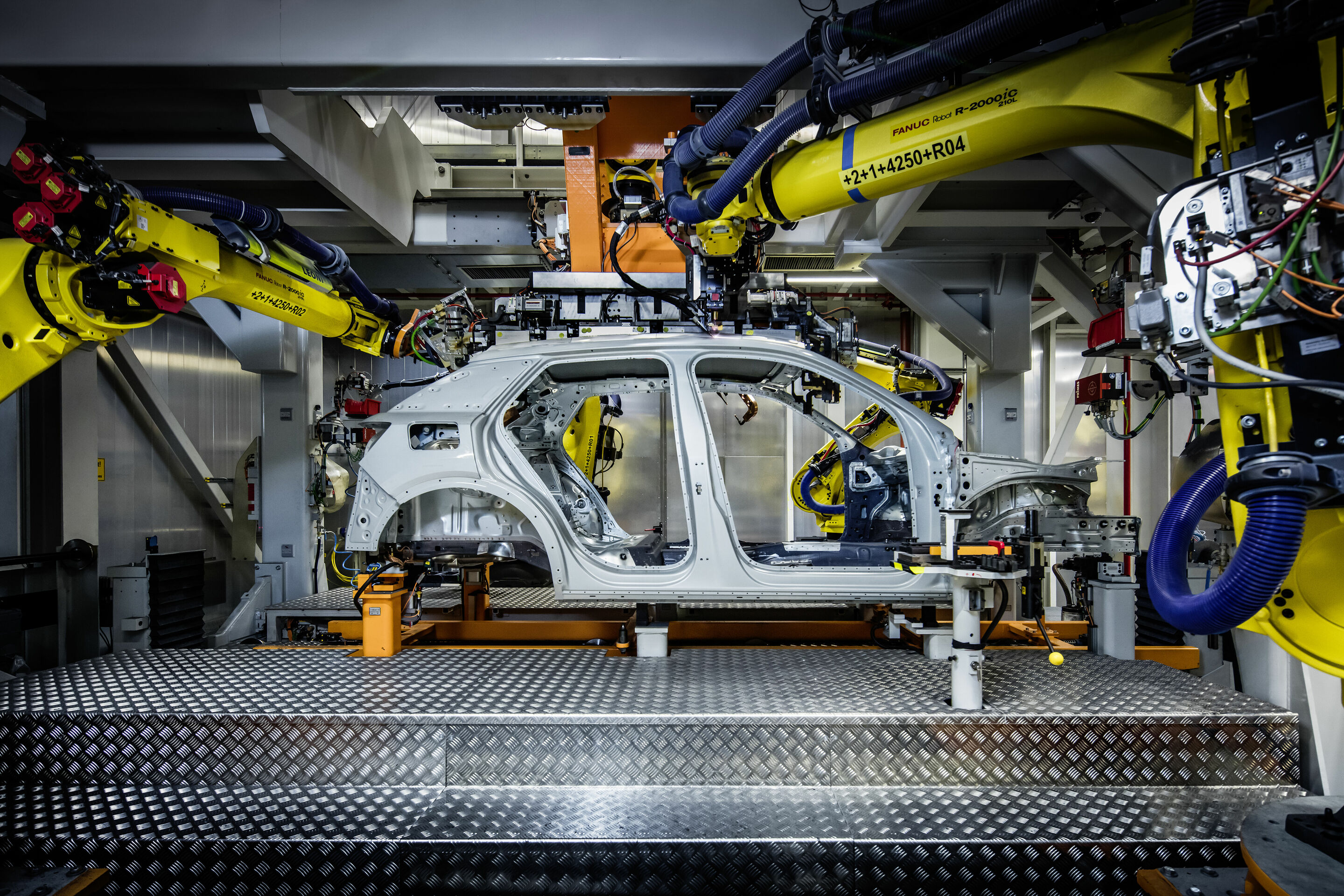Audi Site Ingolstadt - Production of Audi Q2: Body shop – Joining side panels and roof through laser soldering