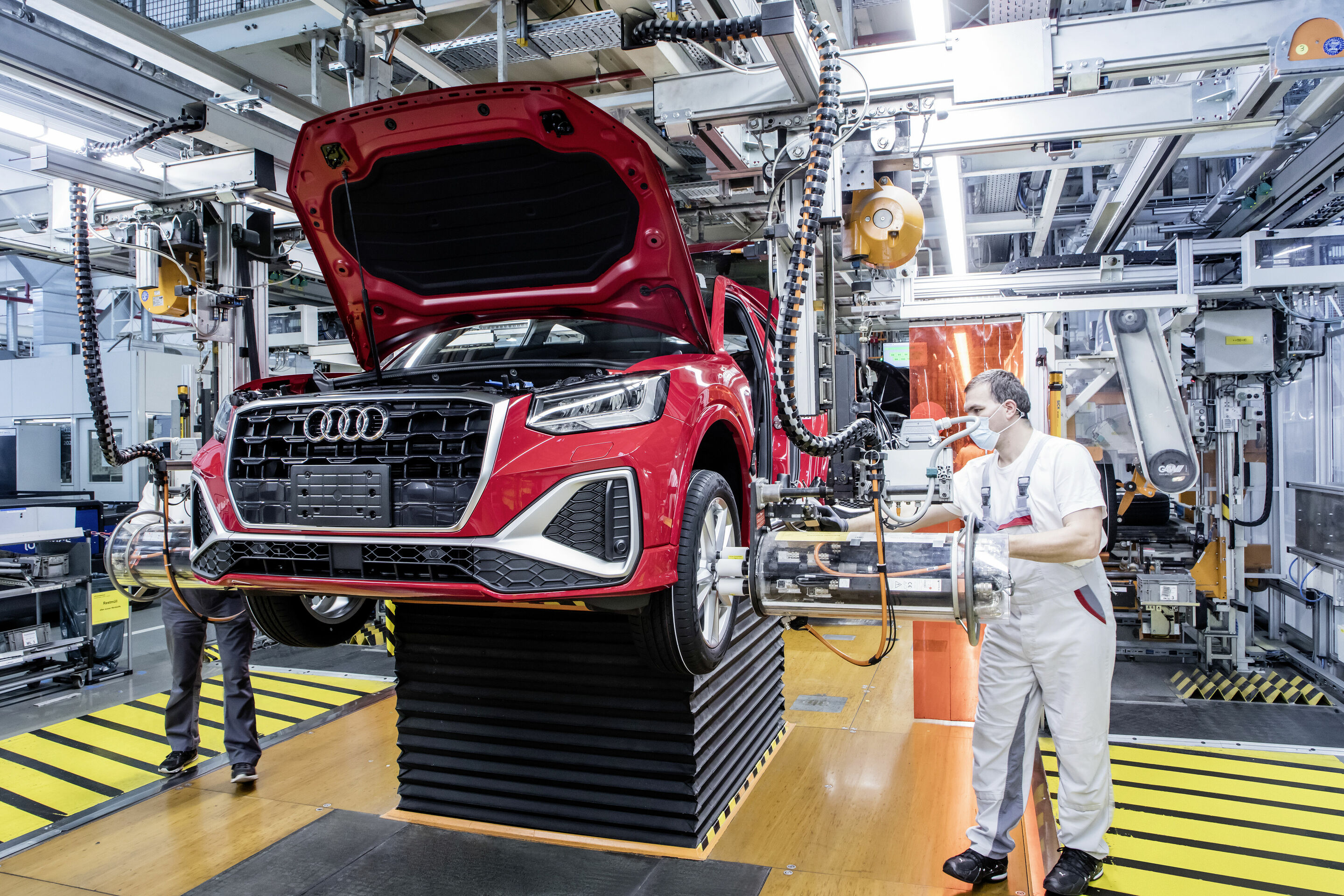 Audi Site Ingolstadt - Production of Audi Q2: Assembly – Fitting the wheels