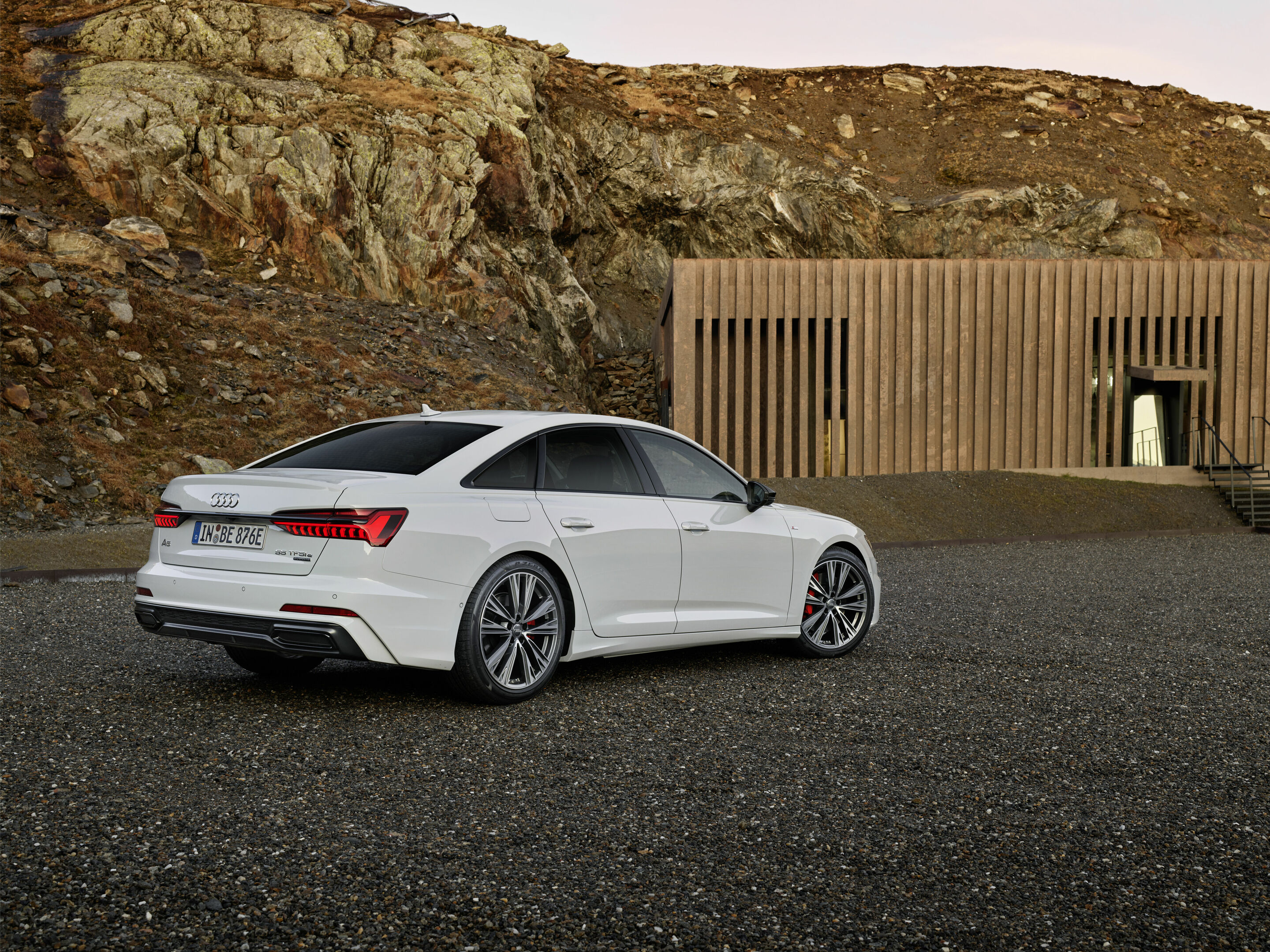 Audi A6 55 TFSI e quattro - Standaufnahme,
Farbe: Gletscherweiß