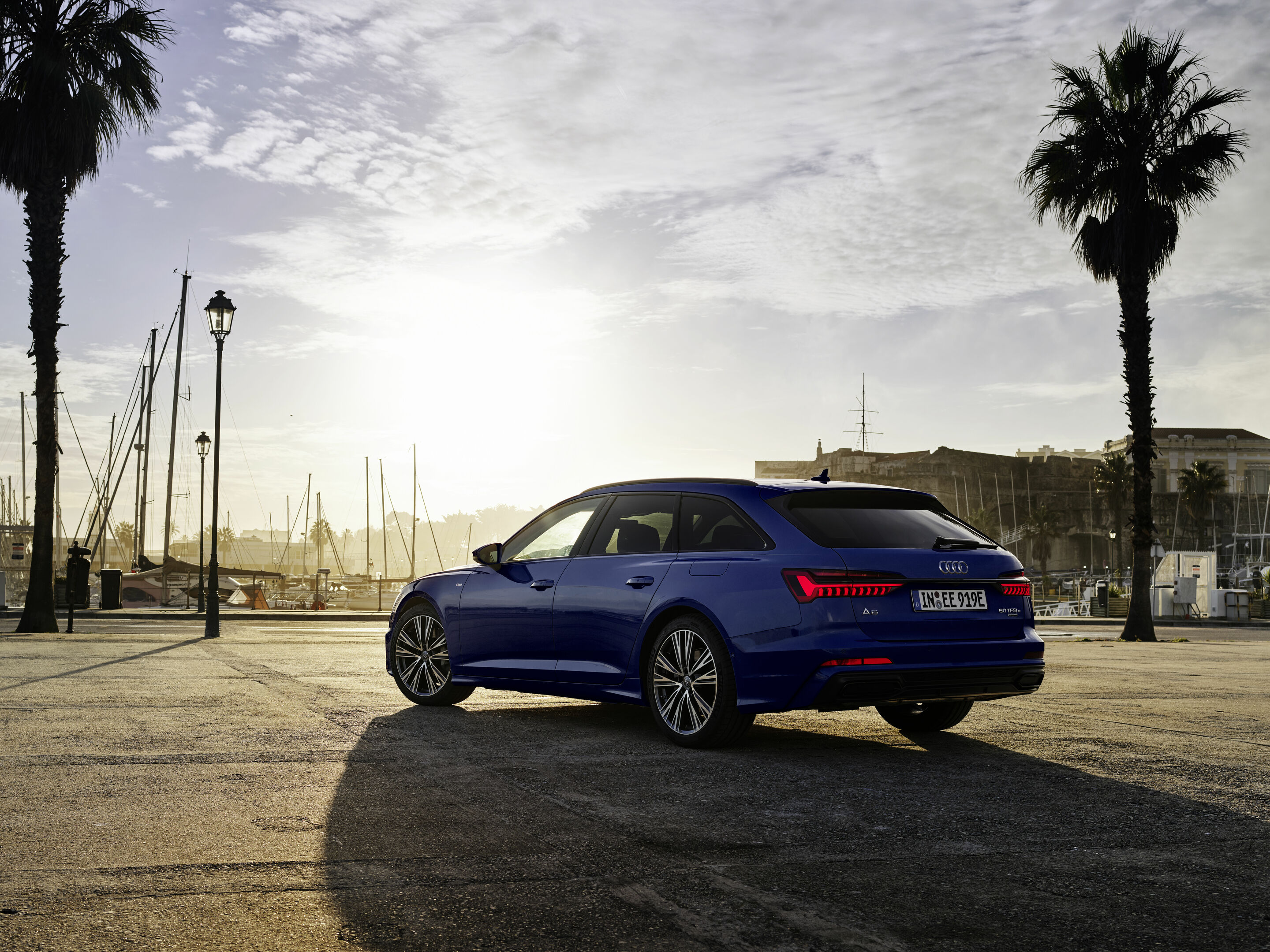 Audi A6 Avant TFSI e quattro - Standaufnahme,
Farbe: Navarrablau
