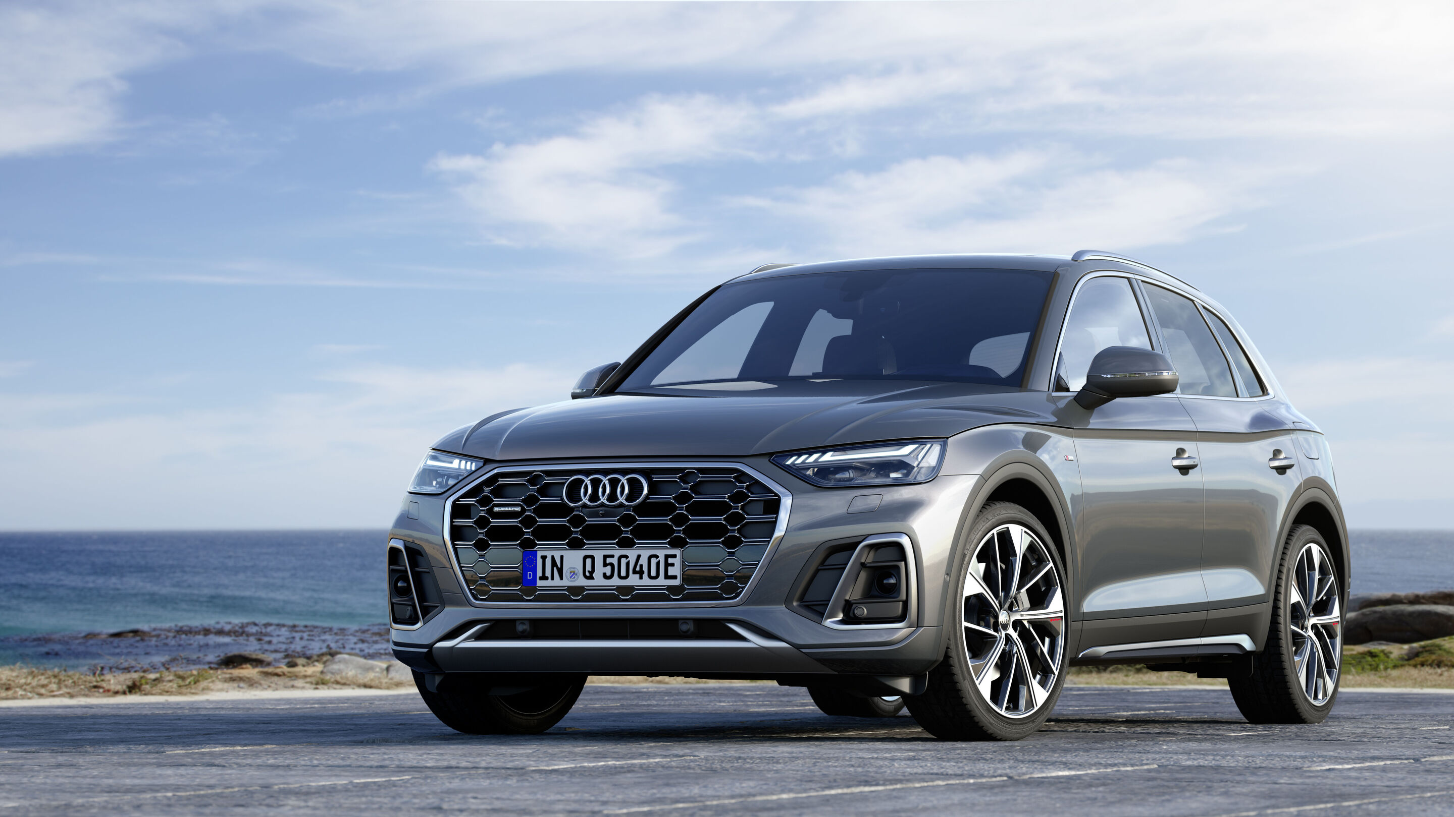 Audi Q5 TFSI e (bis 2025) - Standaufnahme,
Farbe: Daytonagrau