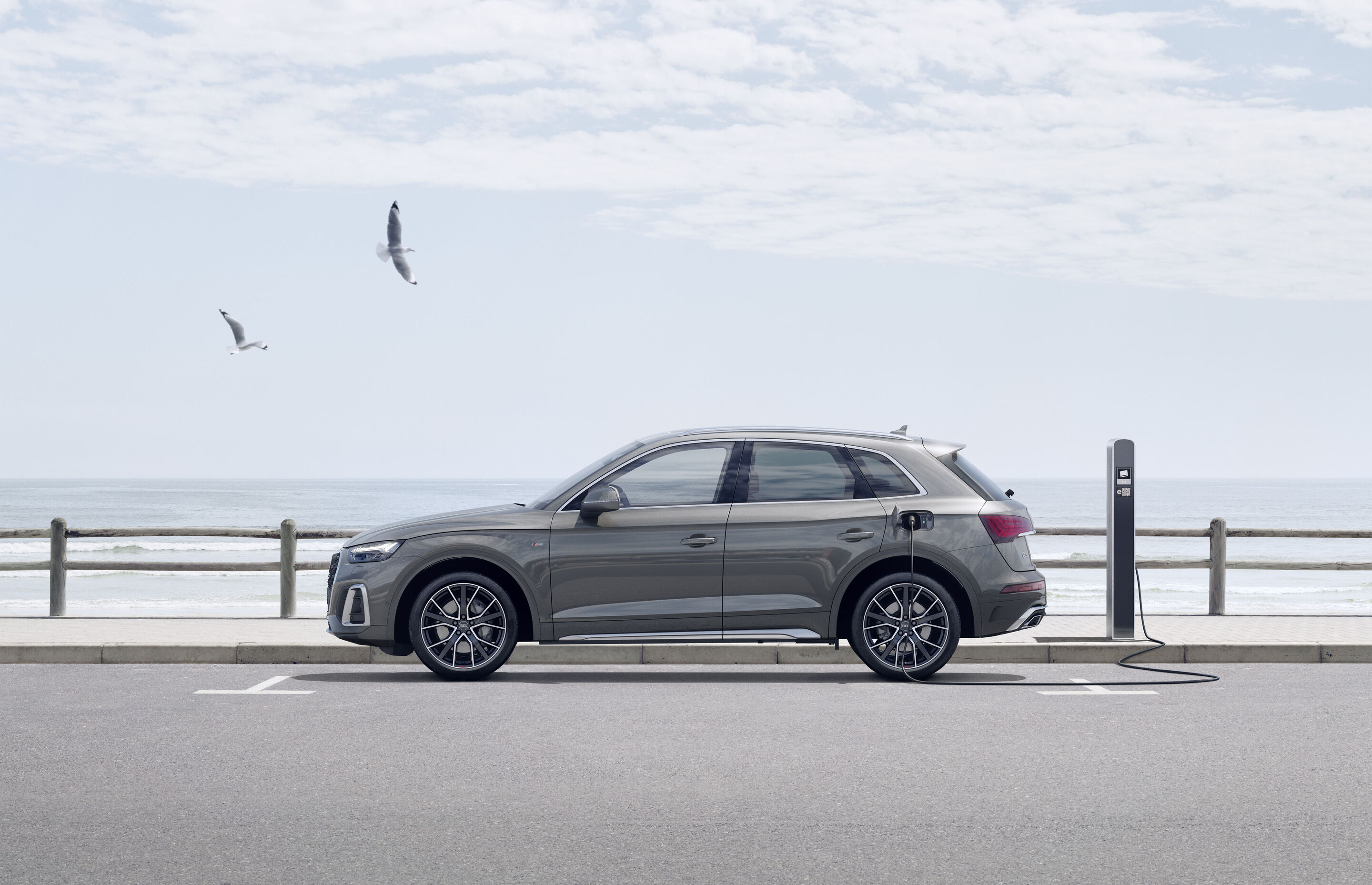 Audi Q5 TFSI e (bis 2025) - Standaufnahme,
Farbe: Daytonagrau