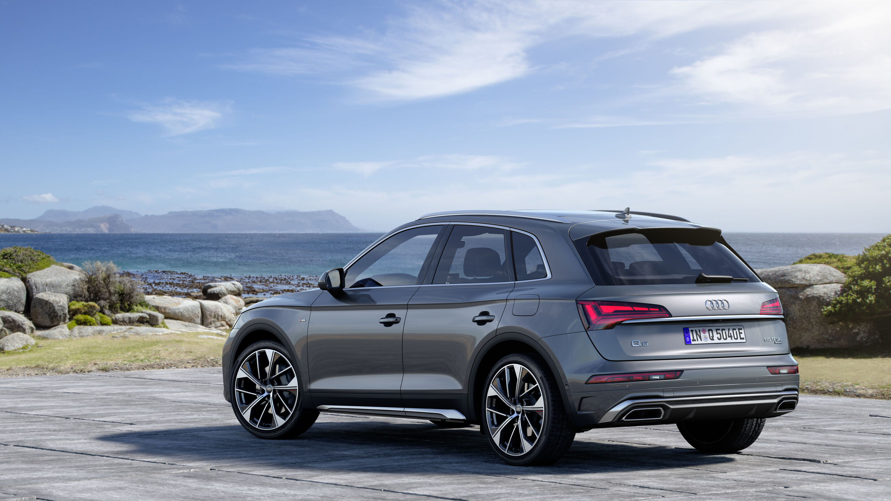 Audi Q5 TFSI e (bis 2025) - Standaufnahme,
Farbe: Daytonagrau