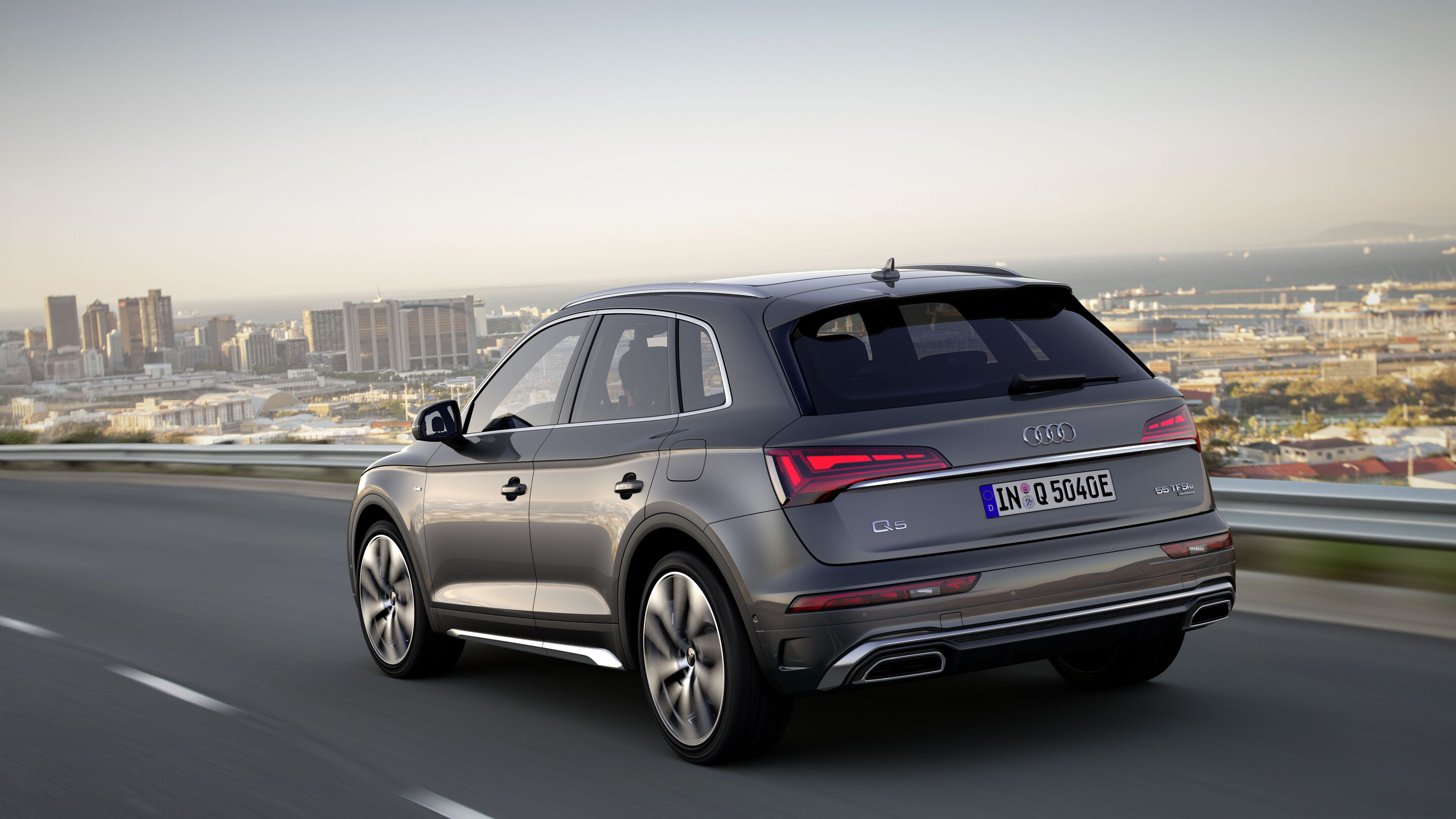 Audi Q5 TFSI e (bis 2025) - Fahraufnahme,
Farbe: Daytonagrau