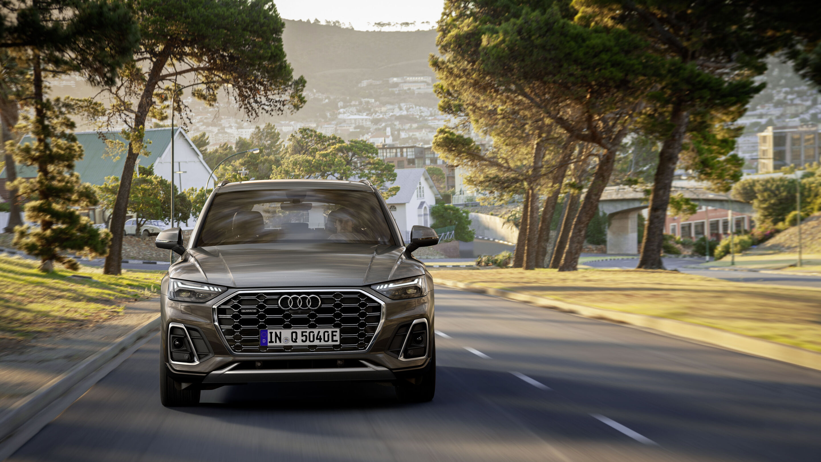 Audi Q5 TFSI e (bis 2025) - Fahraufnahme,
Farbe: Daytonagrau