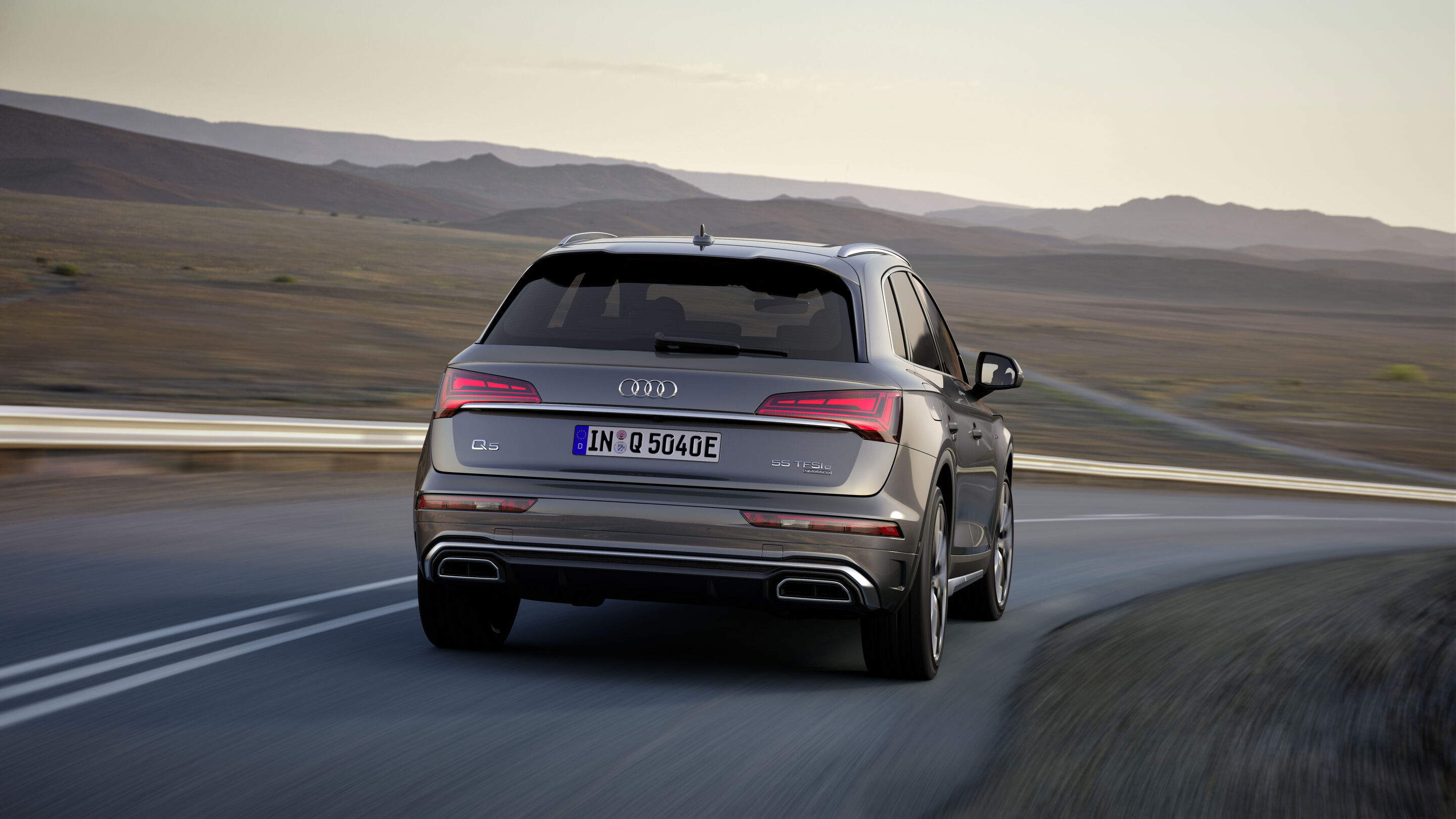 Audi Q5 TFSI e (bis 2025) - Fahraufnahme,
Farbe: Daytonagrau